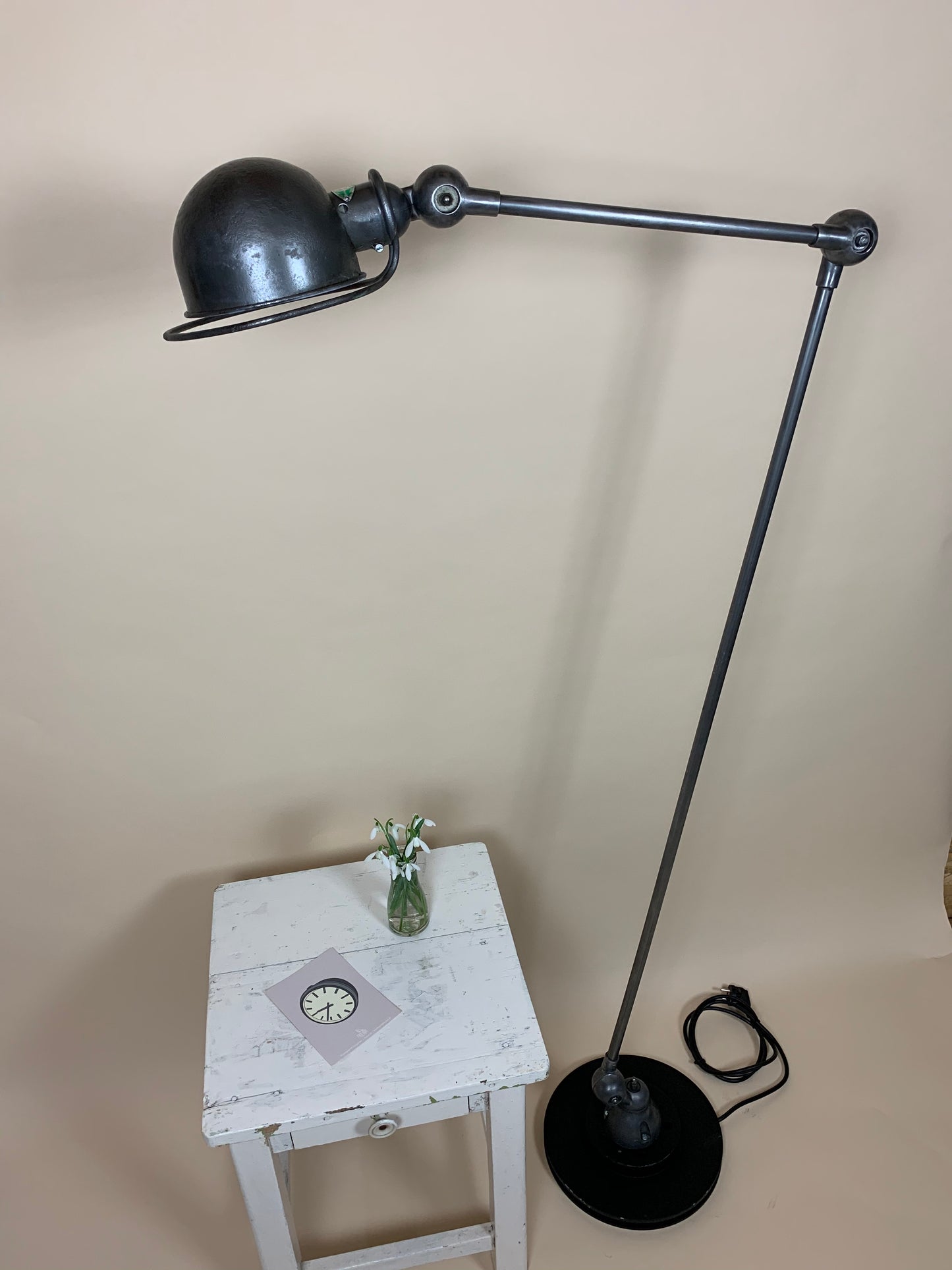 Schöne und seltene Jieldé Stehlampe mit zwei Armen