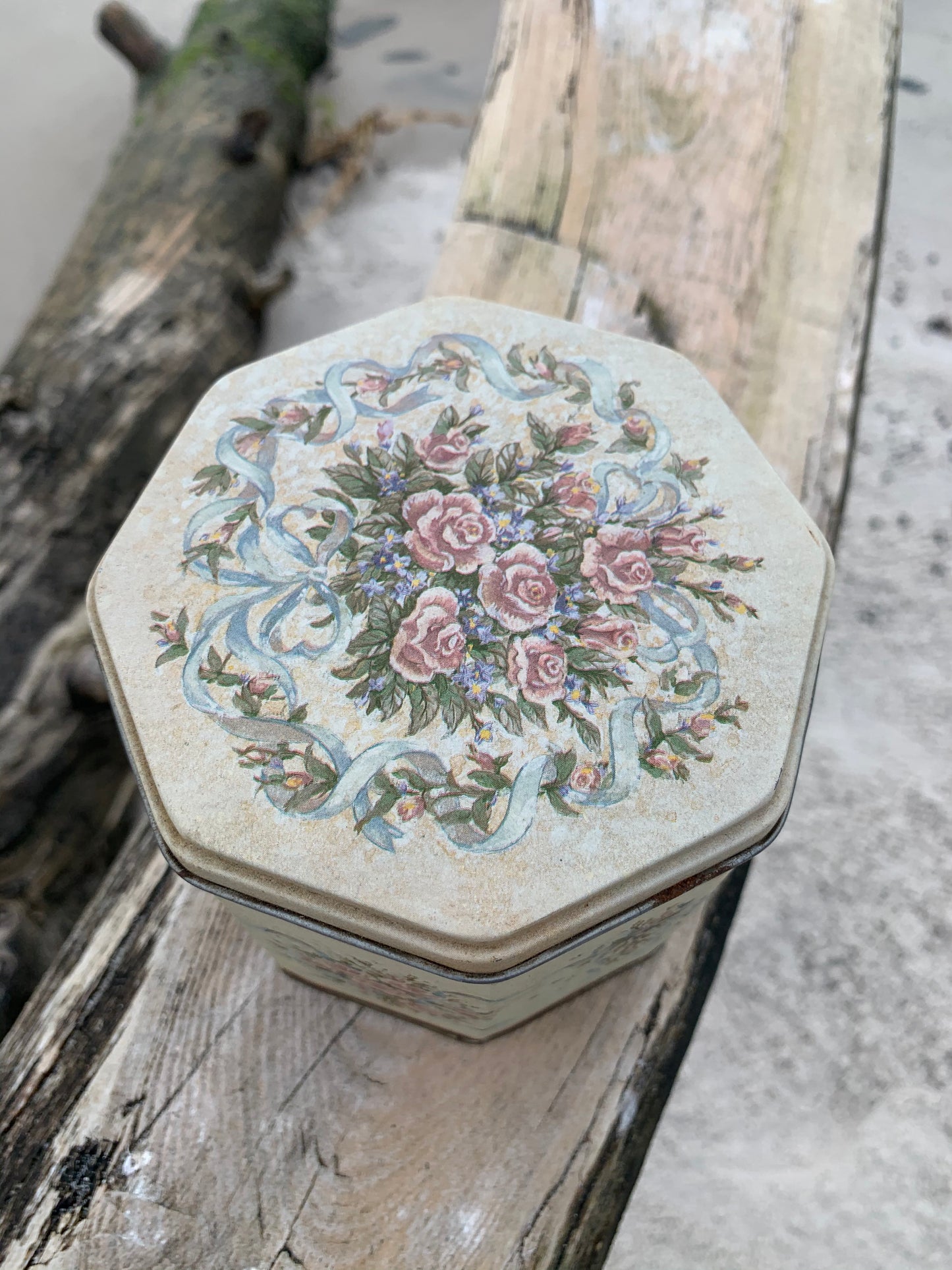 Eckige Dose mit floralen Motiven
