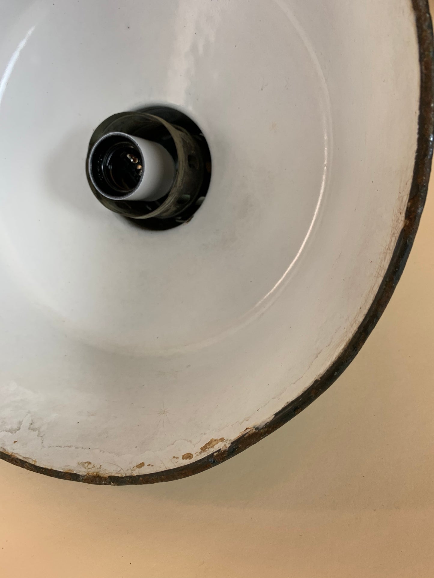 Lampe in staubigem Blau mit viel Patina