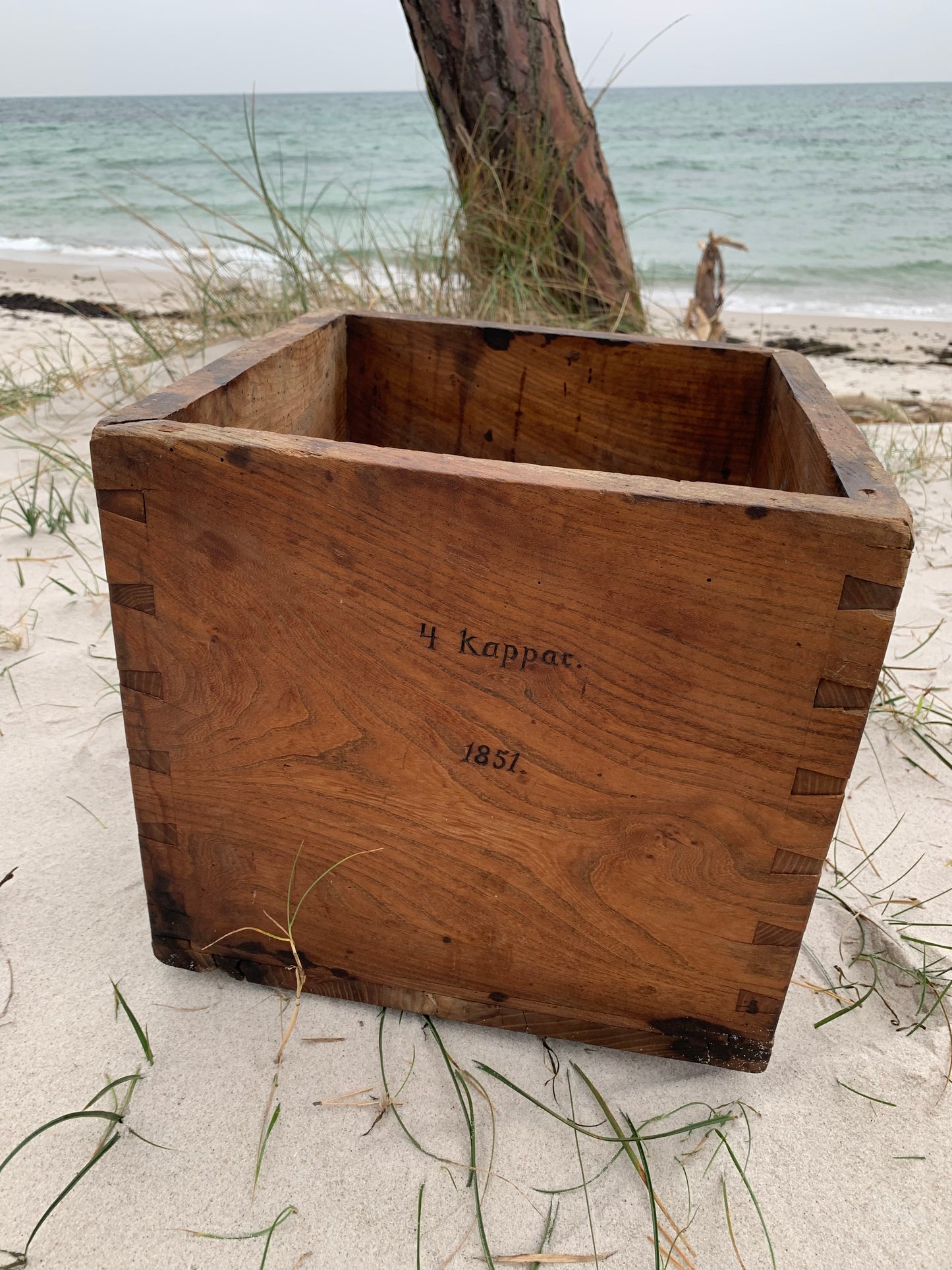 Sehr alte und schwere quadratische Holzkiste