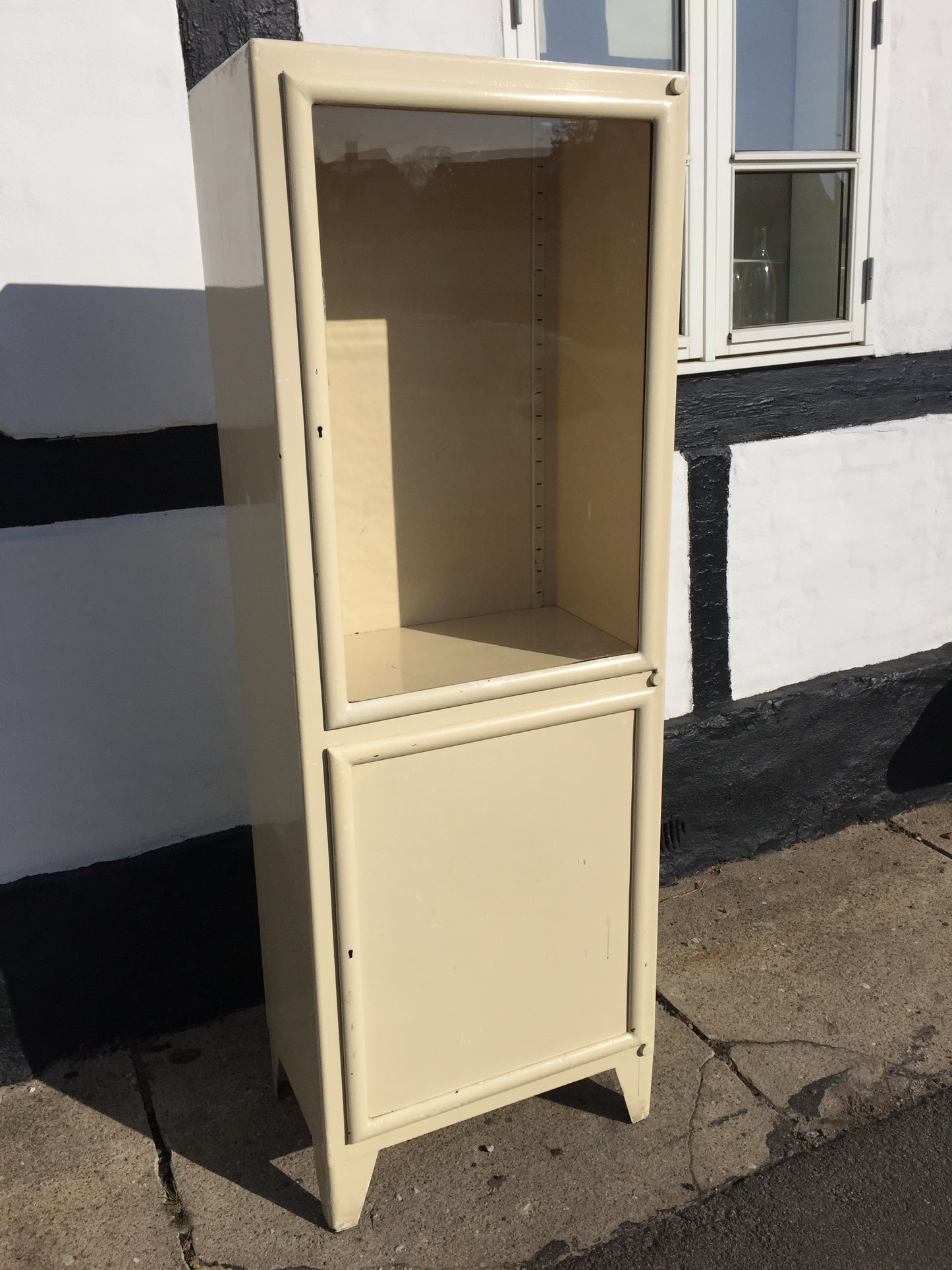 Schöner alter Zahnarztschrank