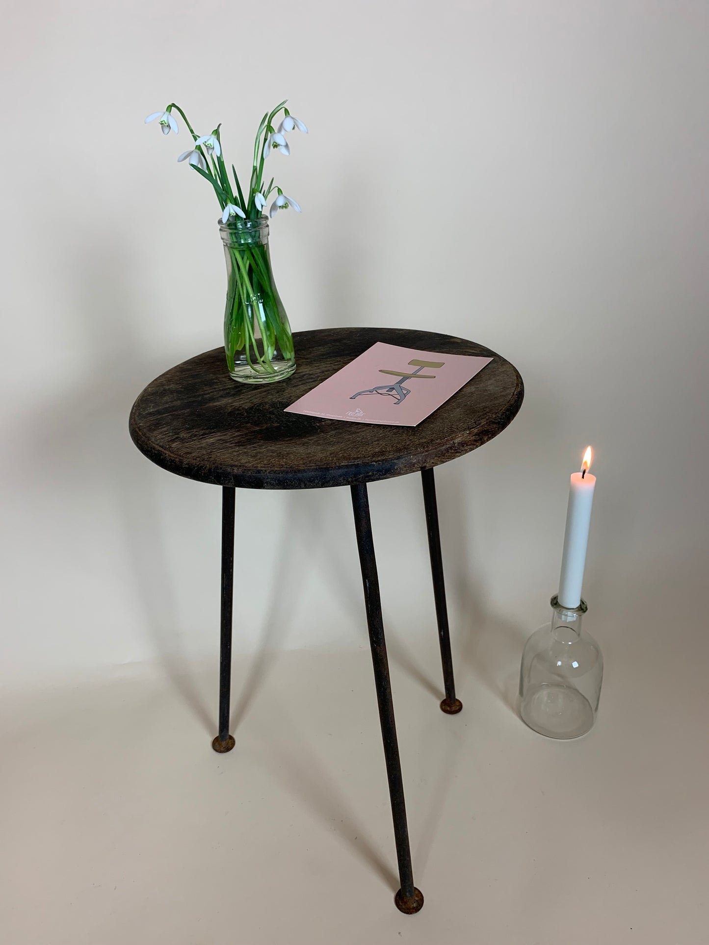 Roher Hocker mit Holzsitz und Stahlbeinen