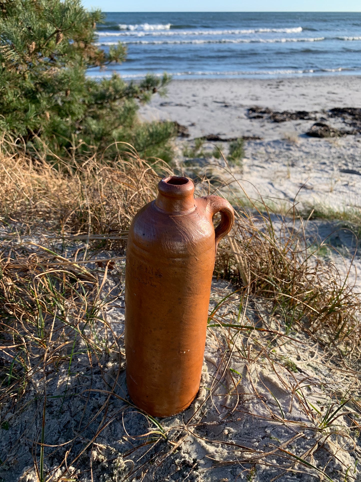 Rustikale Flasche mit lustiger Textprägung in der Flasche