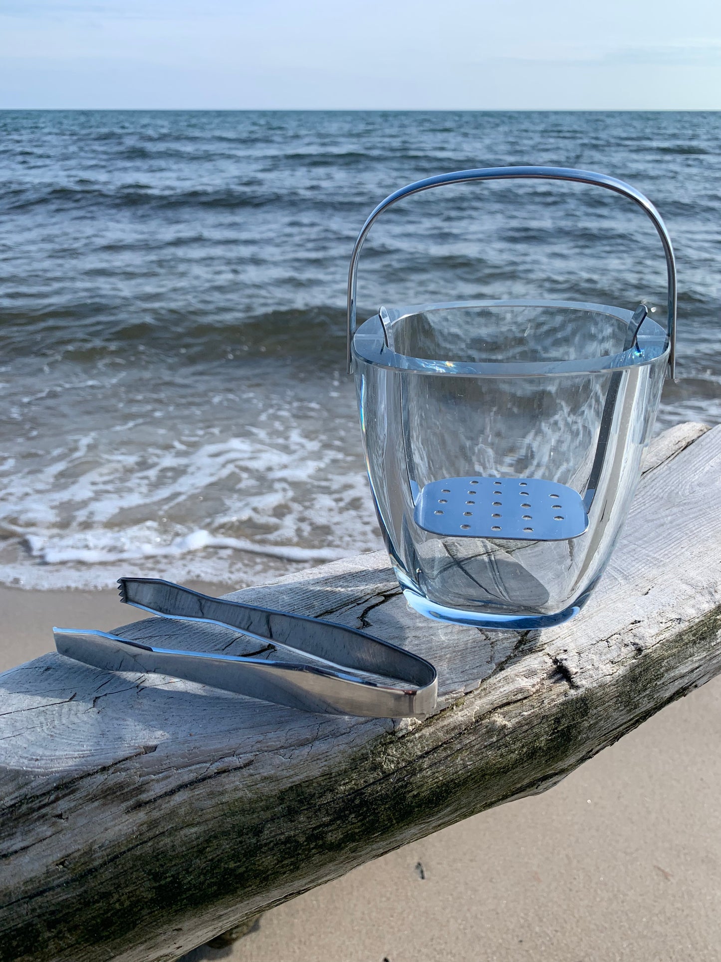Eiskübel von Strömbergshyttan mit Algen und Gitter