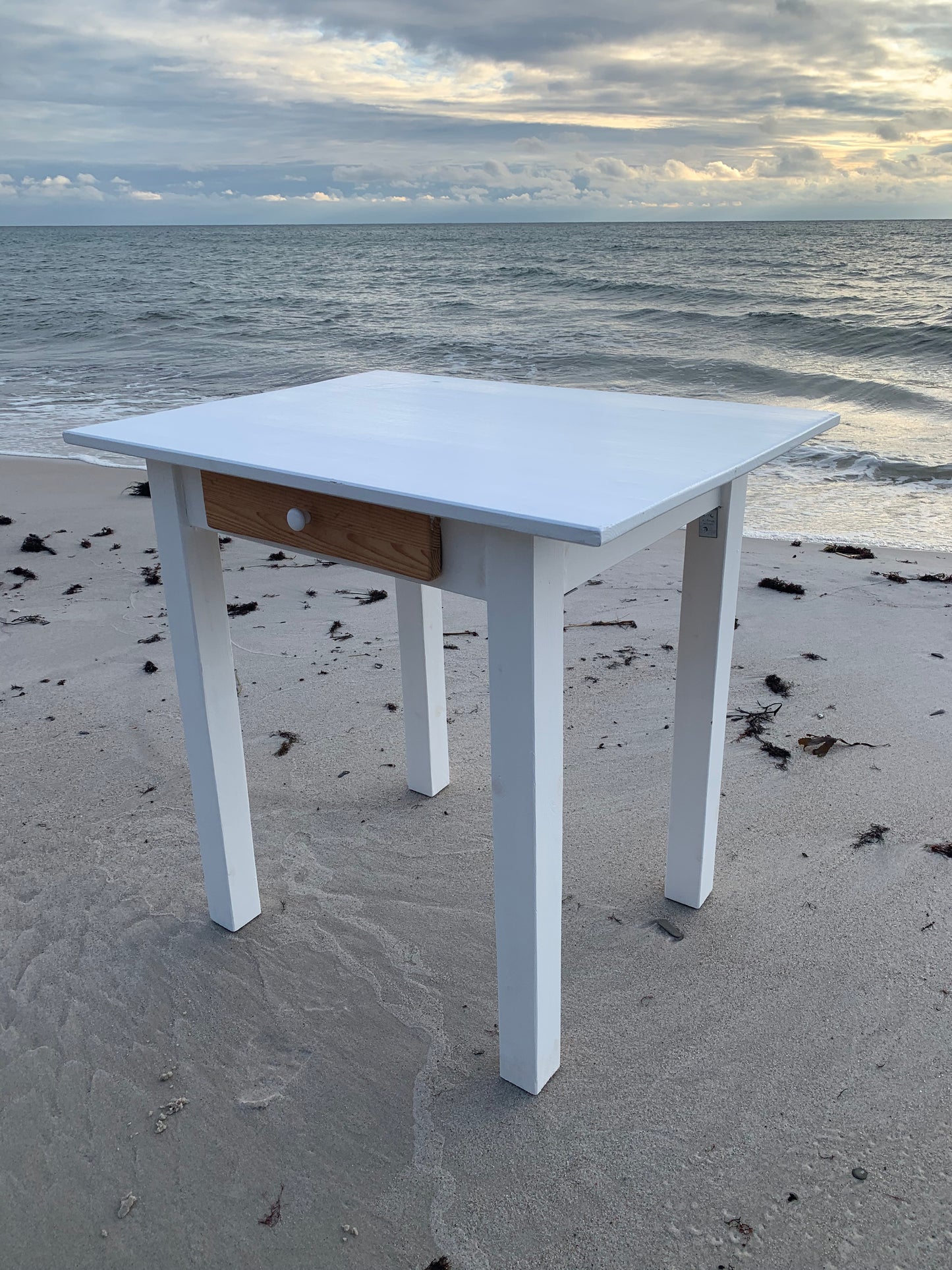Tisch mit Holzschublade