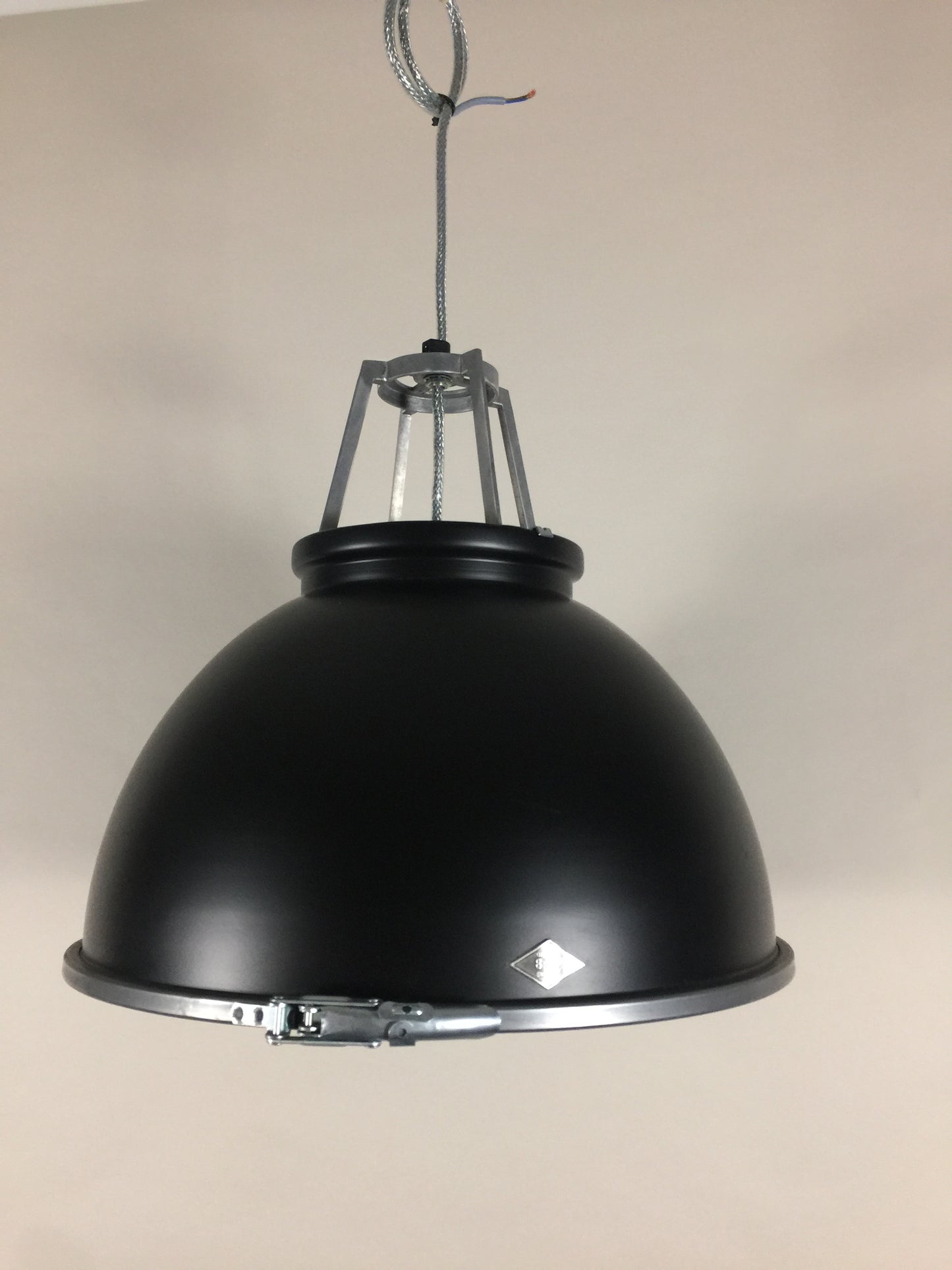 Original BTC Lampe - Titan großes Modell mit sandgestrahltem Glas