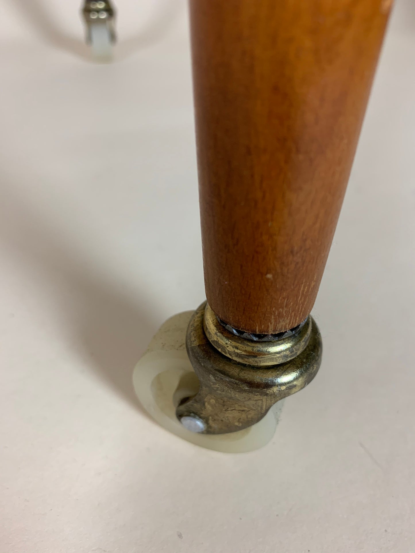Teaktisch auf Rädern mit Kistenregal