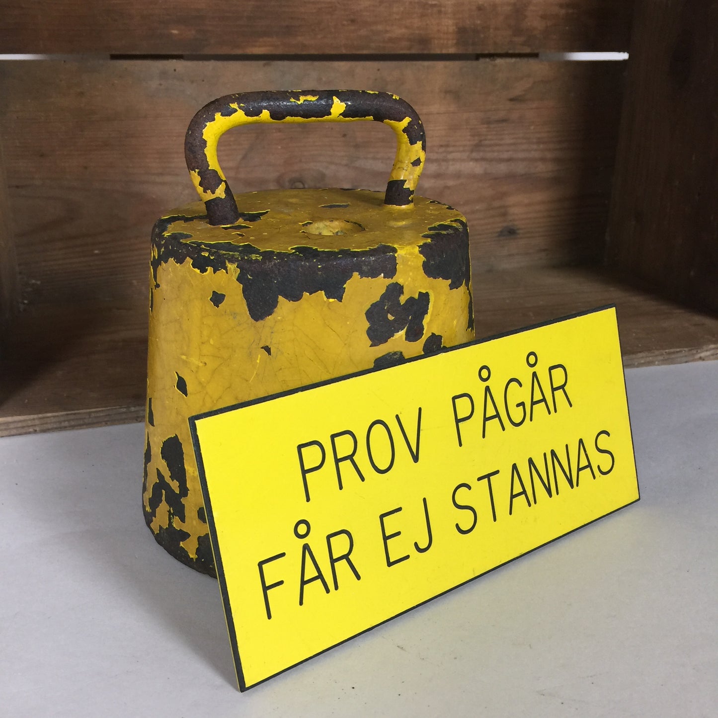 Lustiges kleines Schild aus Schweden