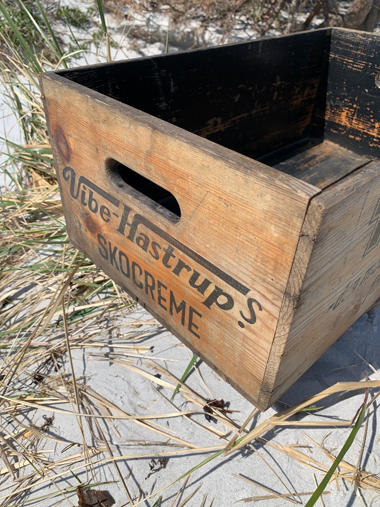 Holzkiste mit lustiger Werbung für Schuhcreme