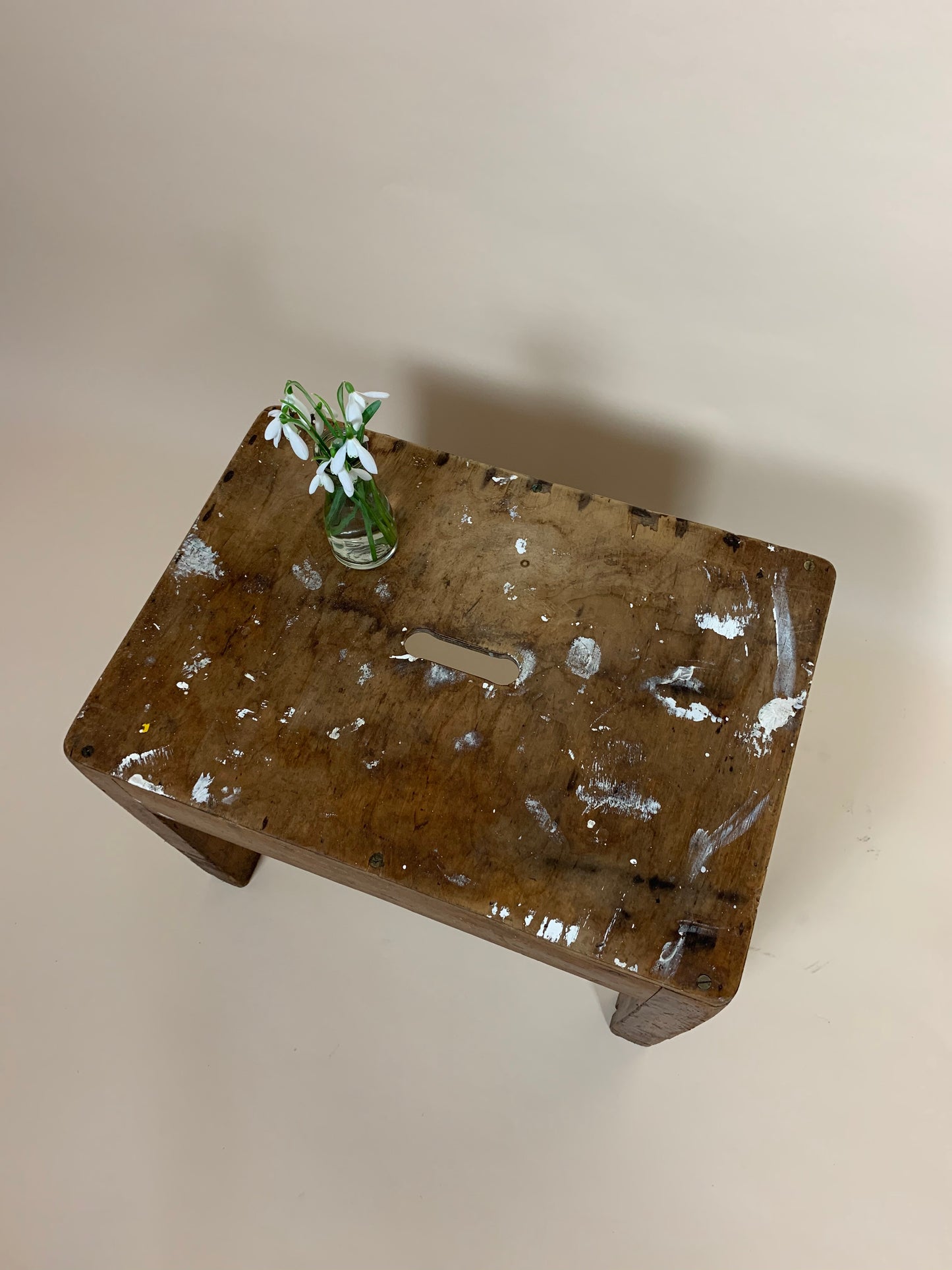 Der Holzhocker mit viel Patina