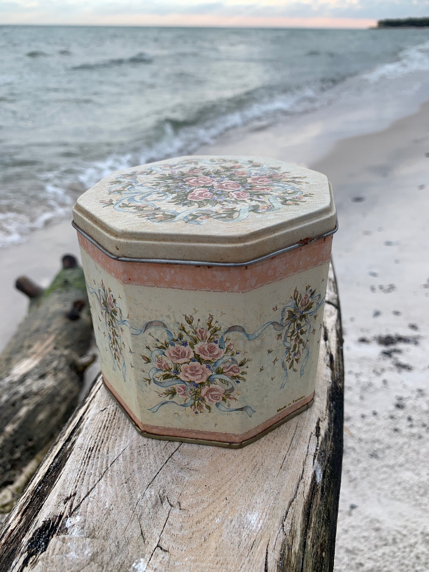 Eckige Dose mit floralen Motiven