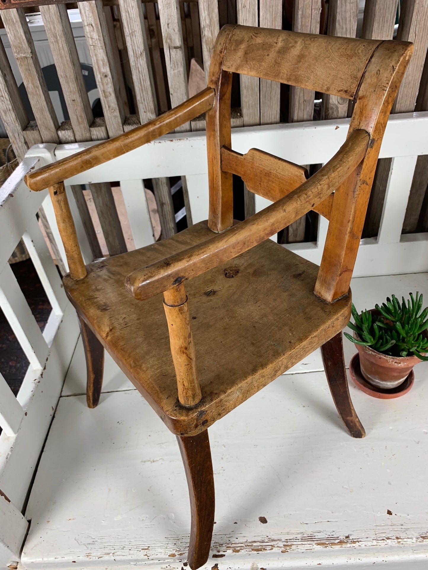Sehr alter Kinderstuhl mit schöner Patina