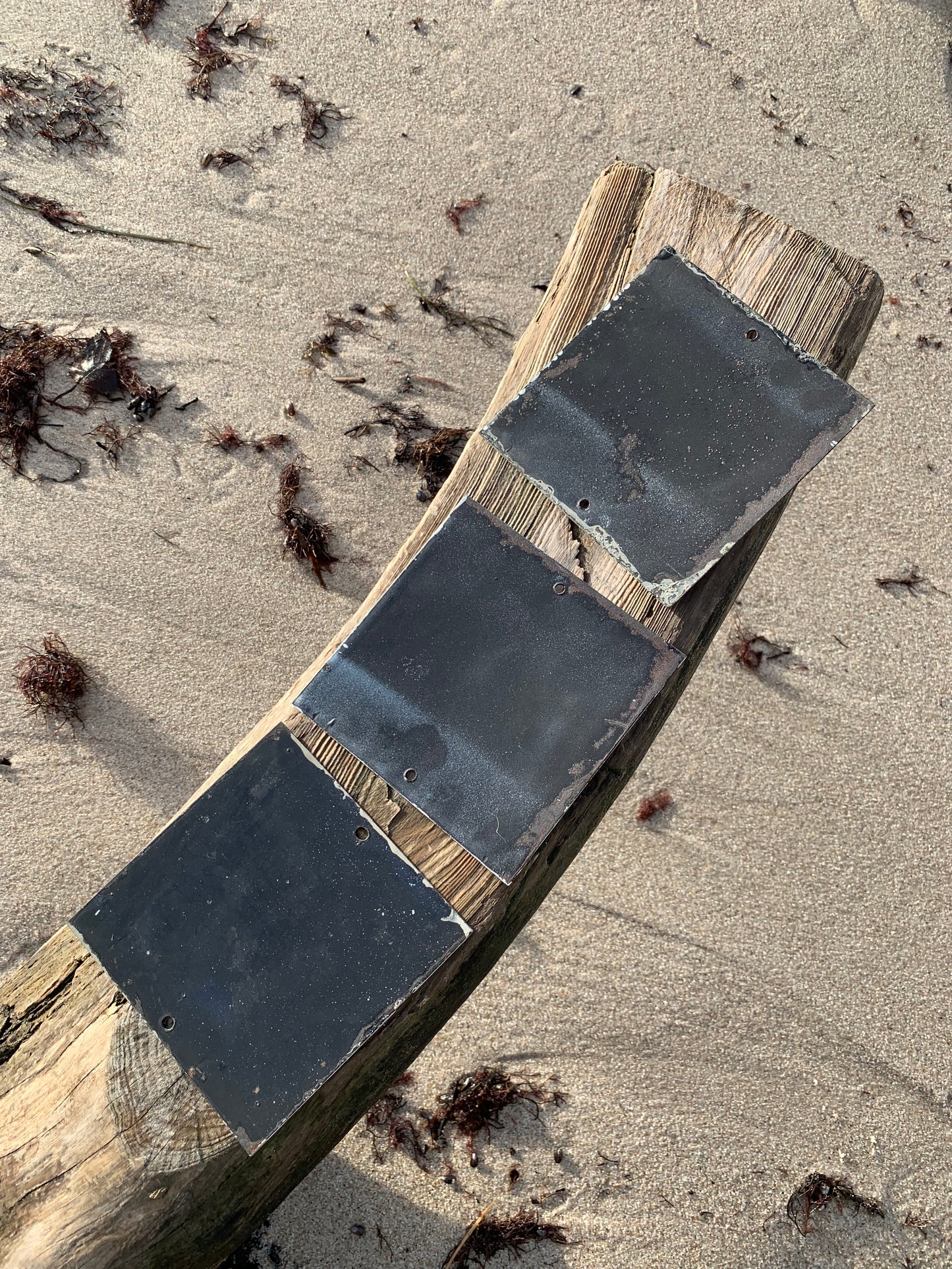 Emailleschild mit dem Buchstaben T