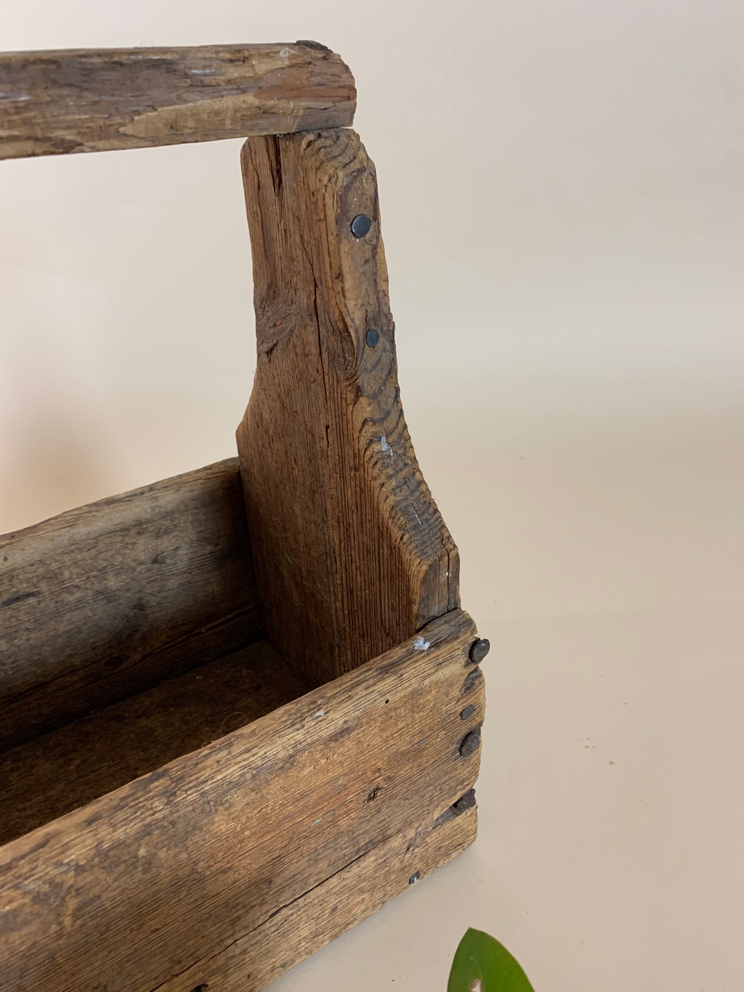 Schöne alte Holzkiste mit Henkel.