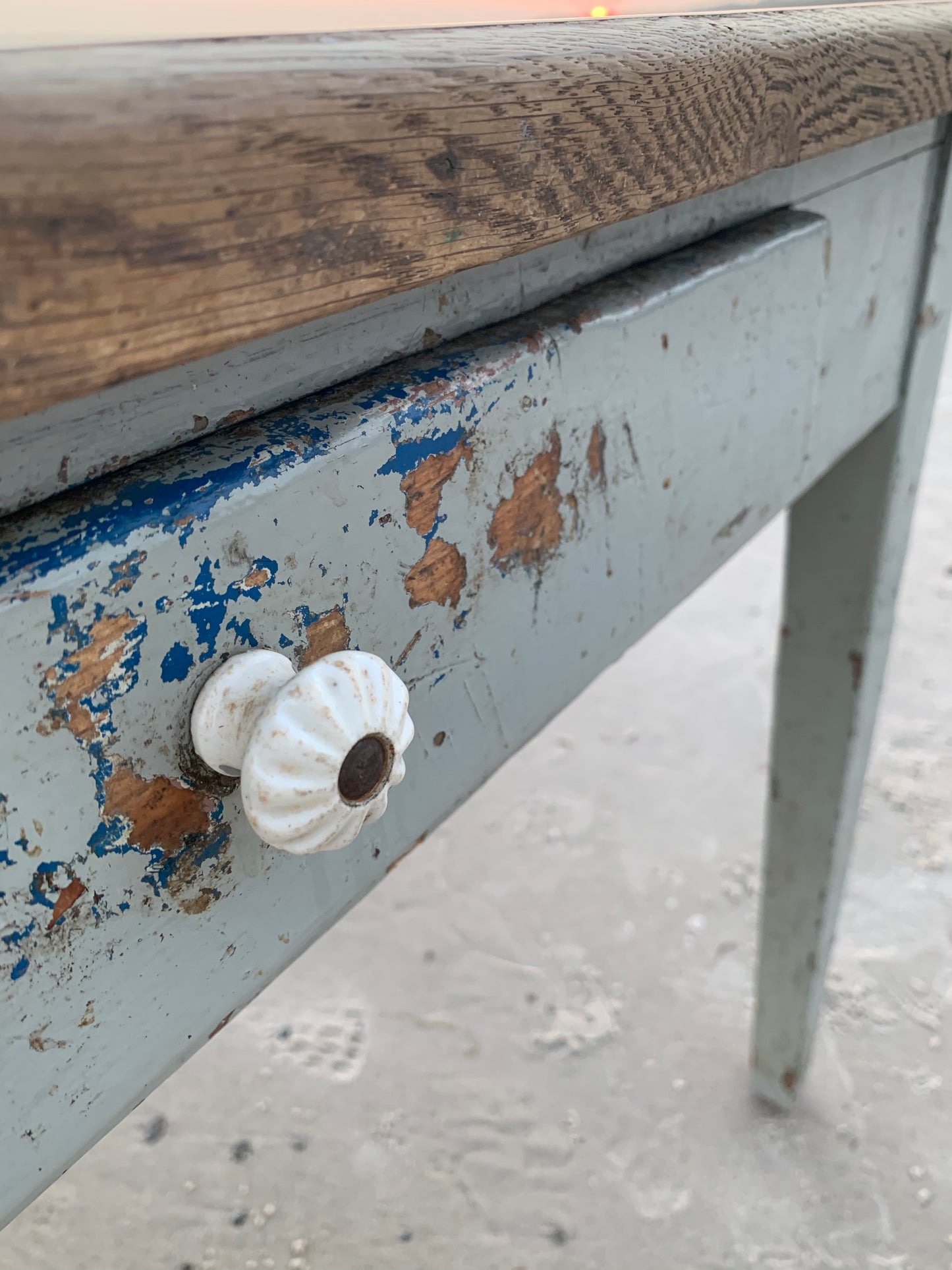 Tisch mit Patina
