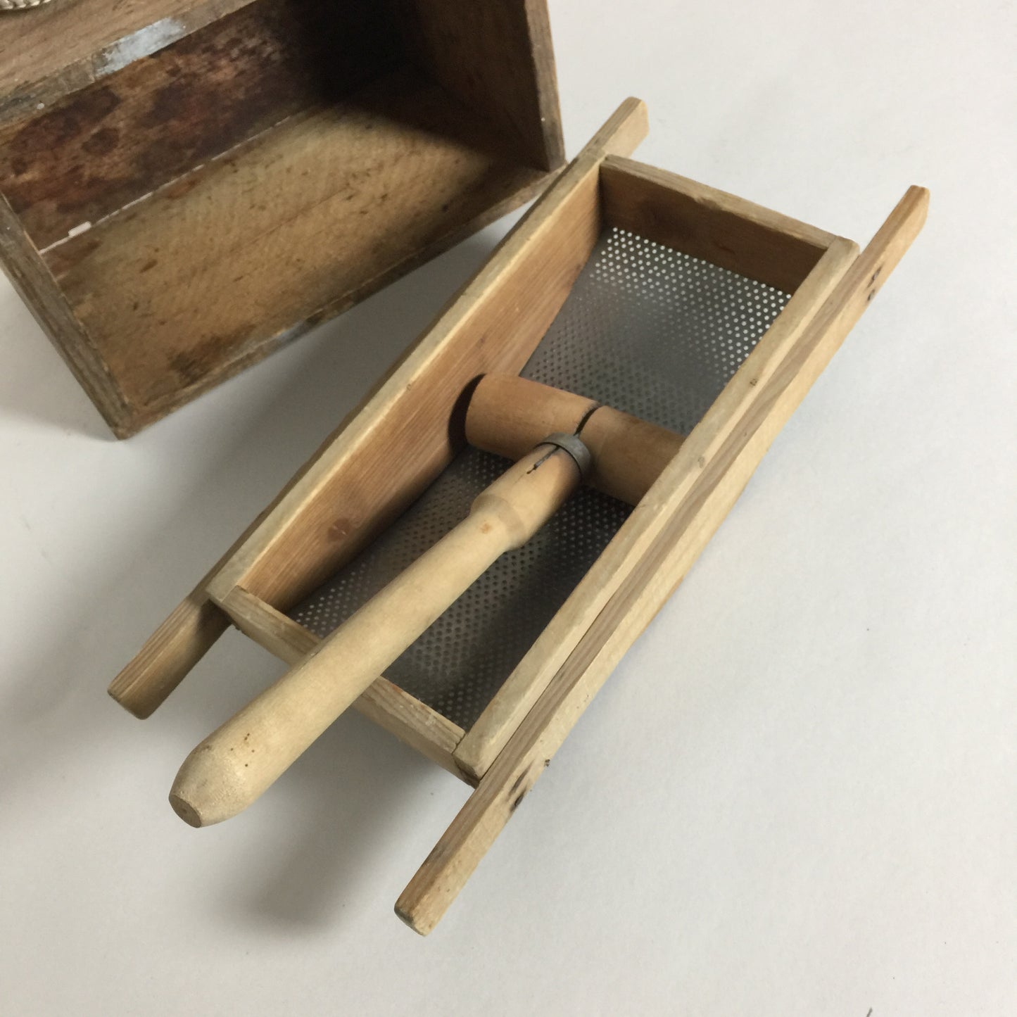 Feines Holzsieb mit Rolle