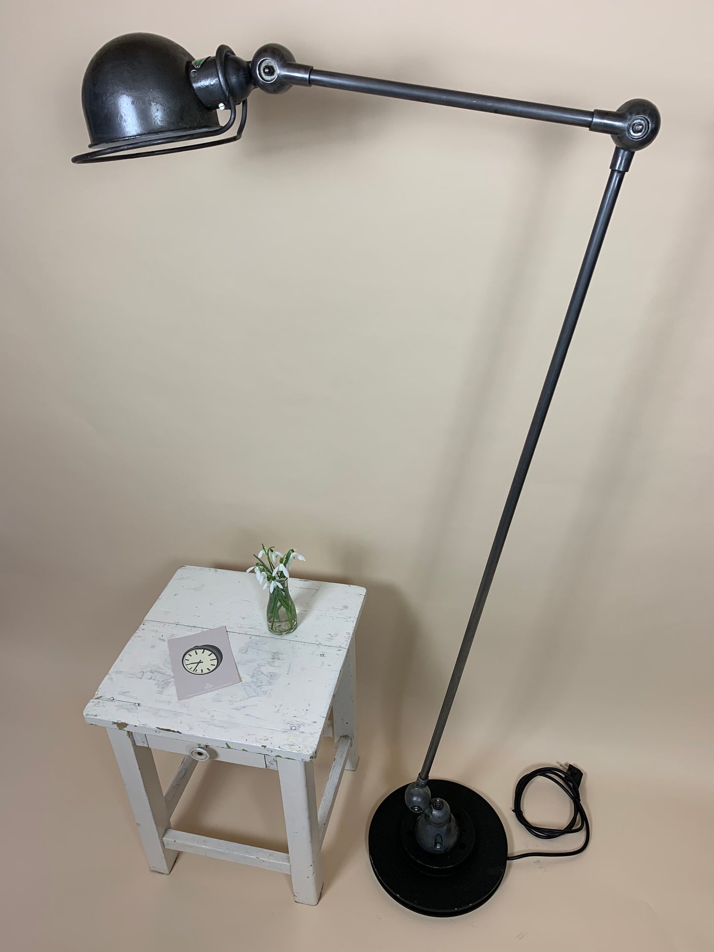 Schöne und seltene Jieldé Stehlampe mit zwei Armen