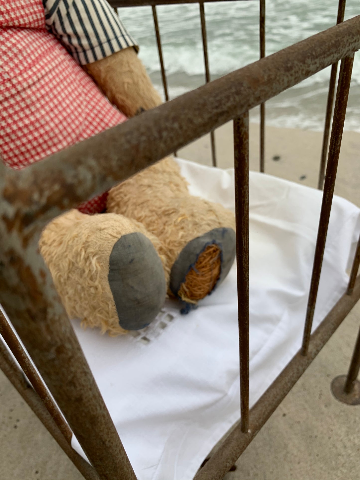 Schöner alter Teddybär mit Bett - aus Frankreich