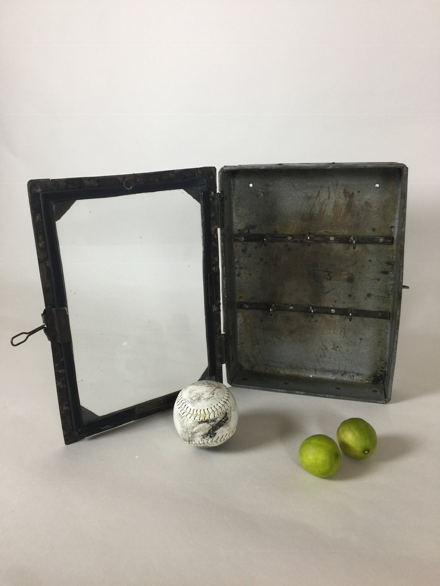 Schlüsselschrank in einer lustigen und rohen Version