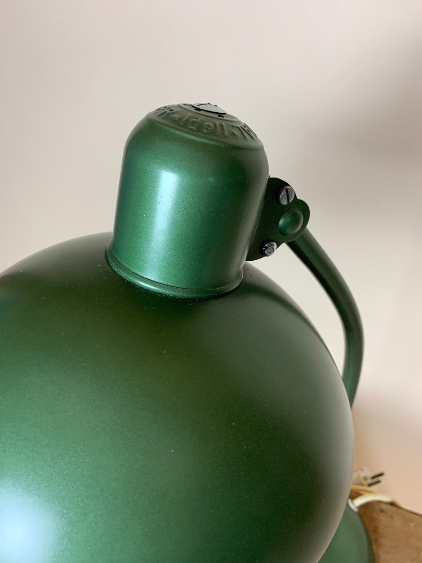 Grüne Kaiser Idell Lampe - entworfen von Christian Dell
