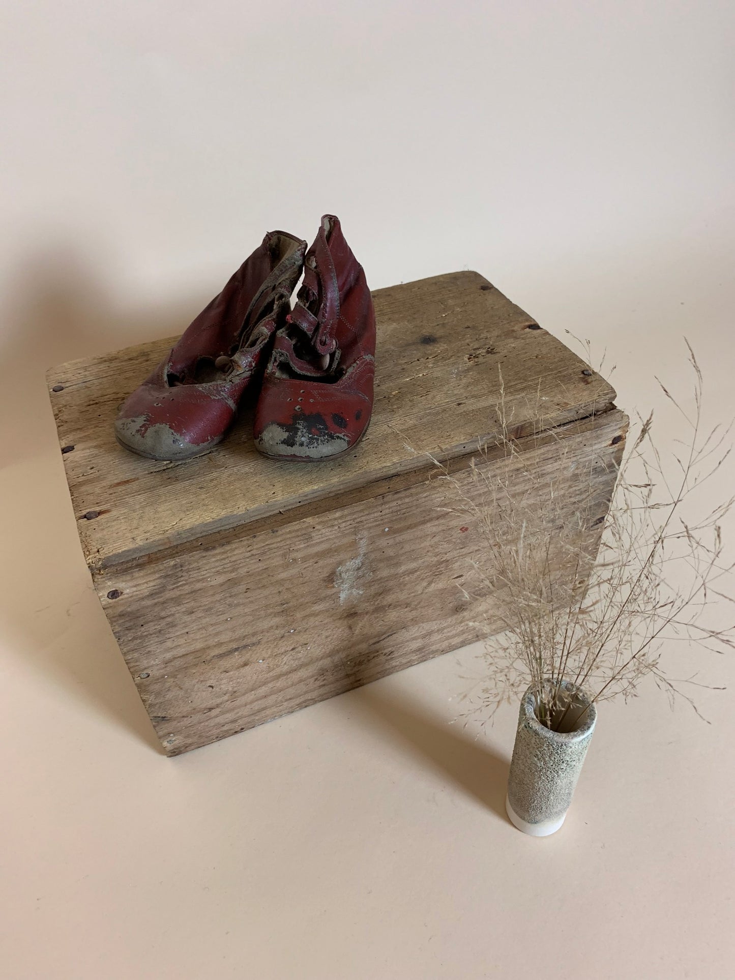 Dekorative alte Kinderschuhe