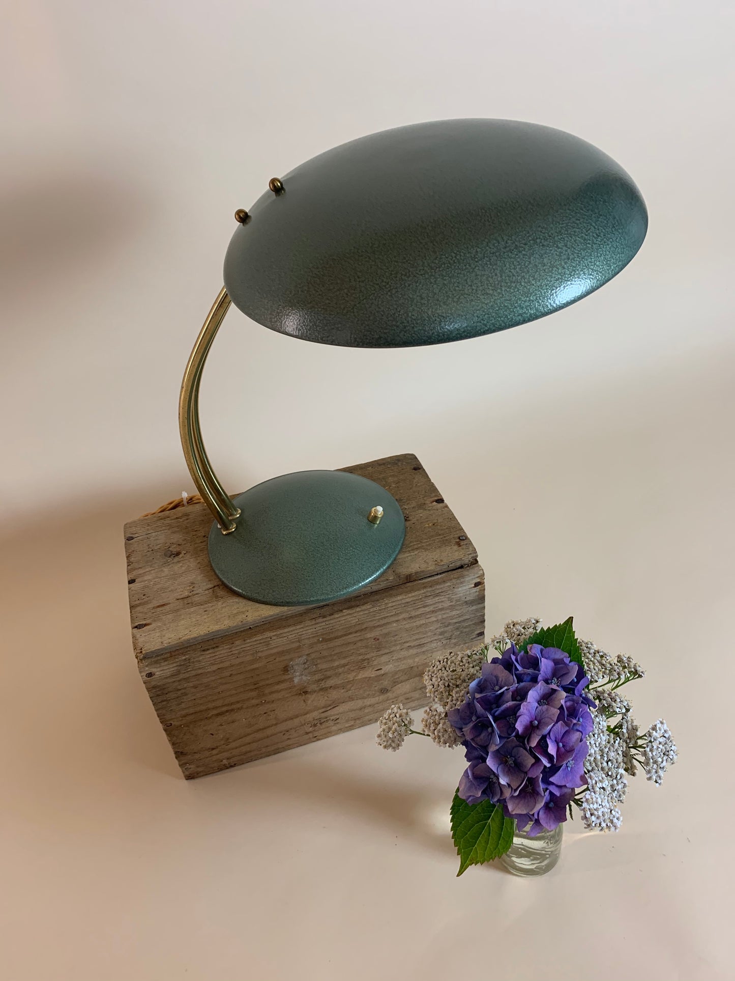 Vintage Lampe in grünem Hammerschlaglack und mit Messingarm