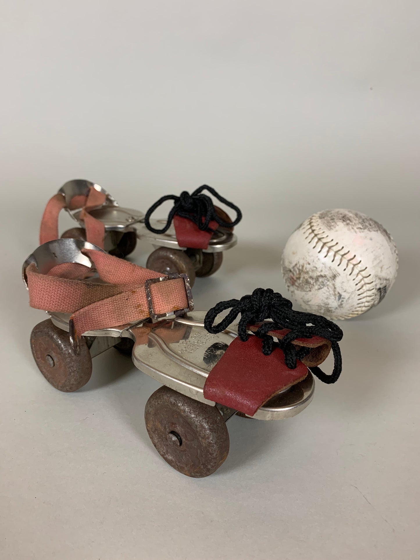 Lustige und dekorative alte Rollschuhe für Kinder