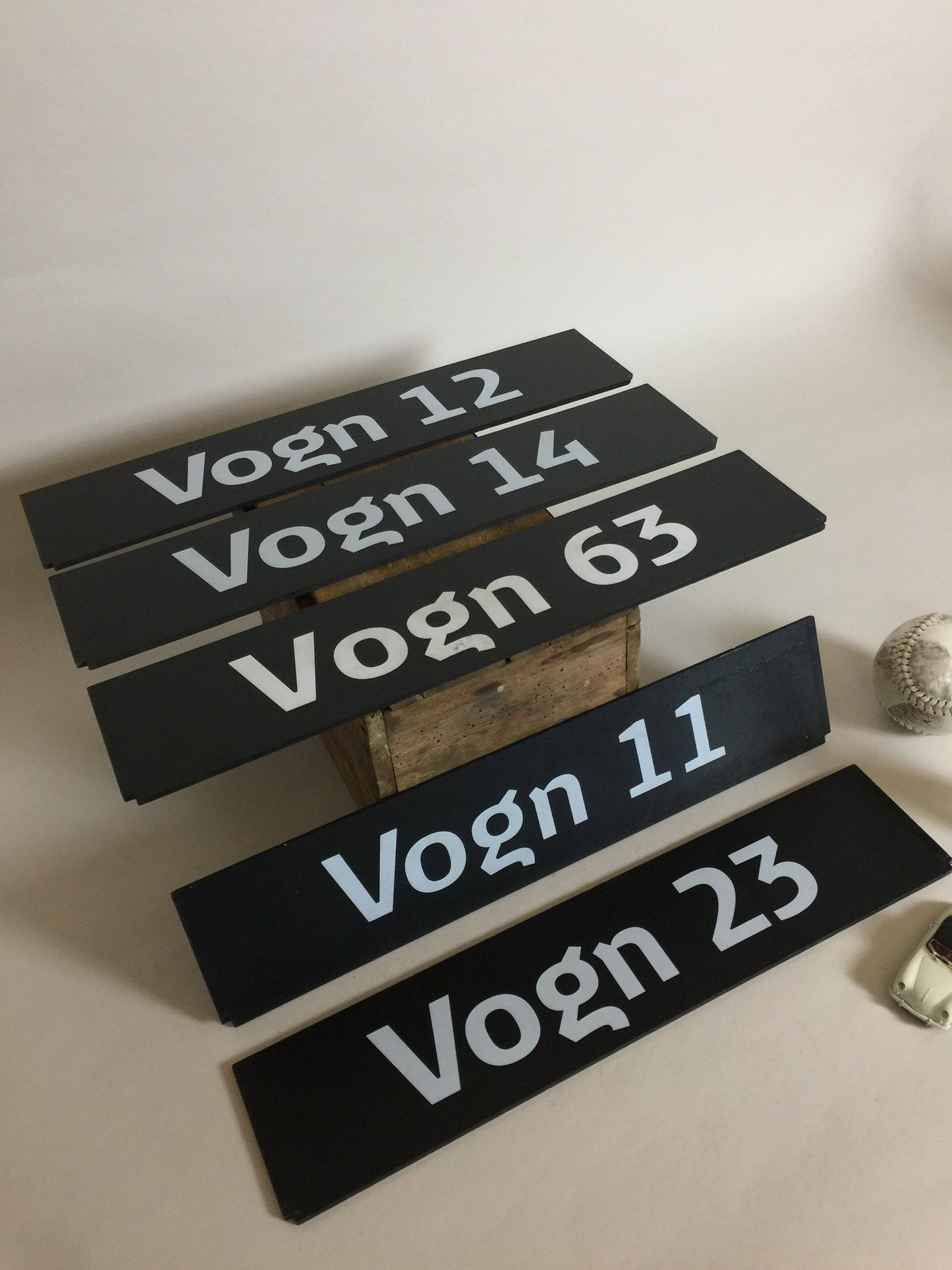 Schöne Schilder von DSB-Zügen (der Preis gilt für alle fünf)