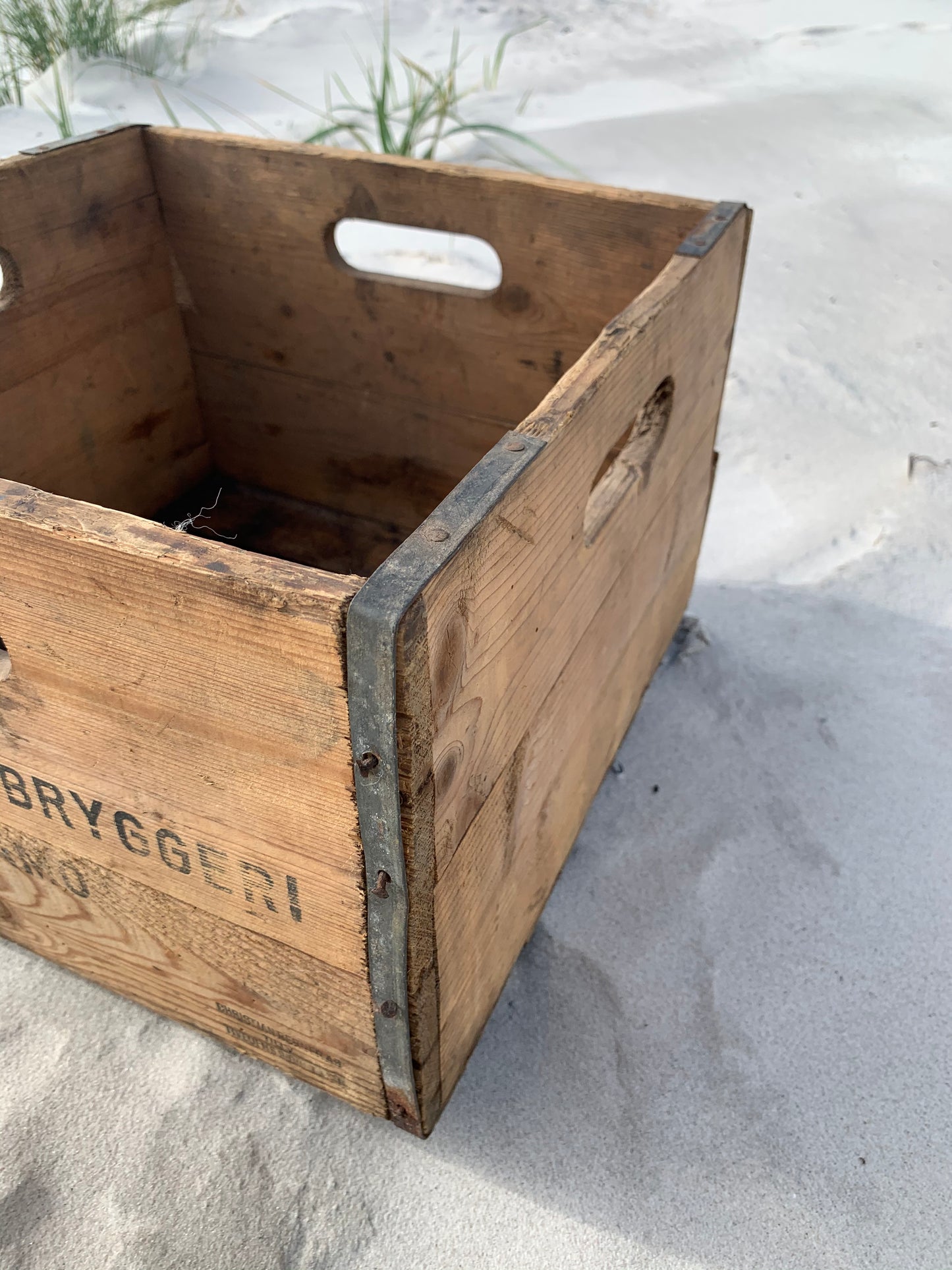 Schöne und patinierte Holzkiste der Brauerei Vämamo