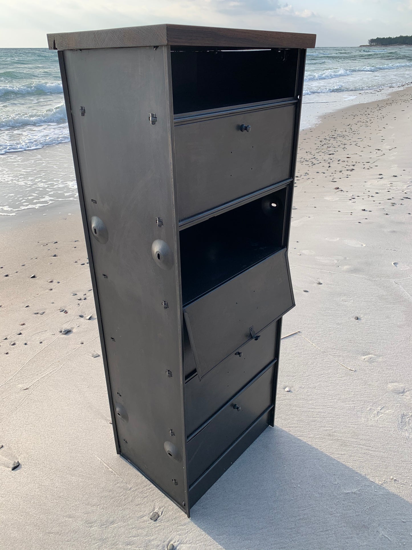 Bücherregal aus Metall mit Türen
