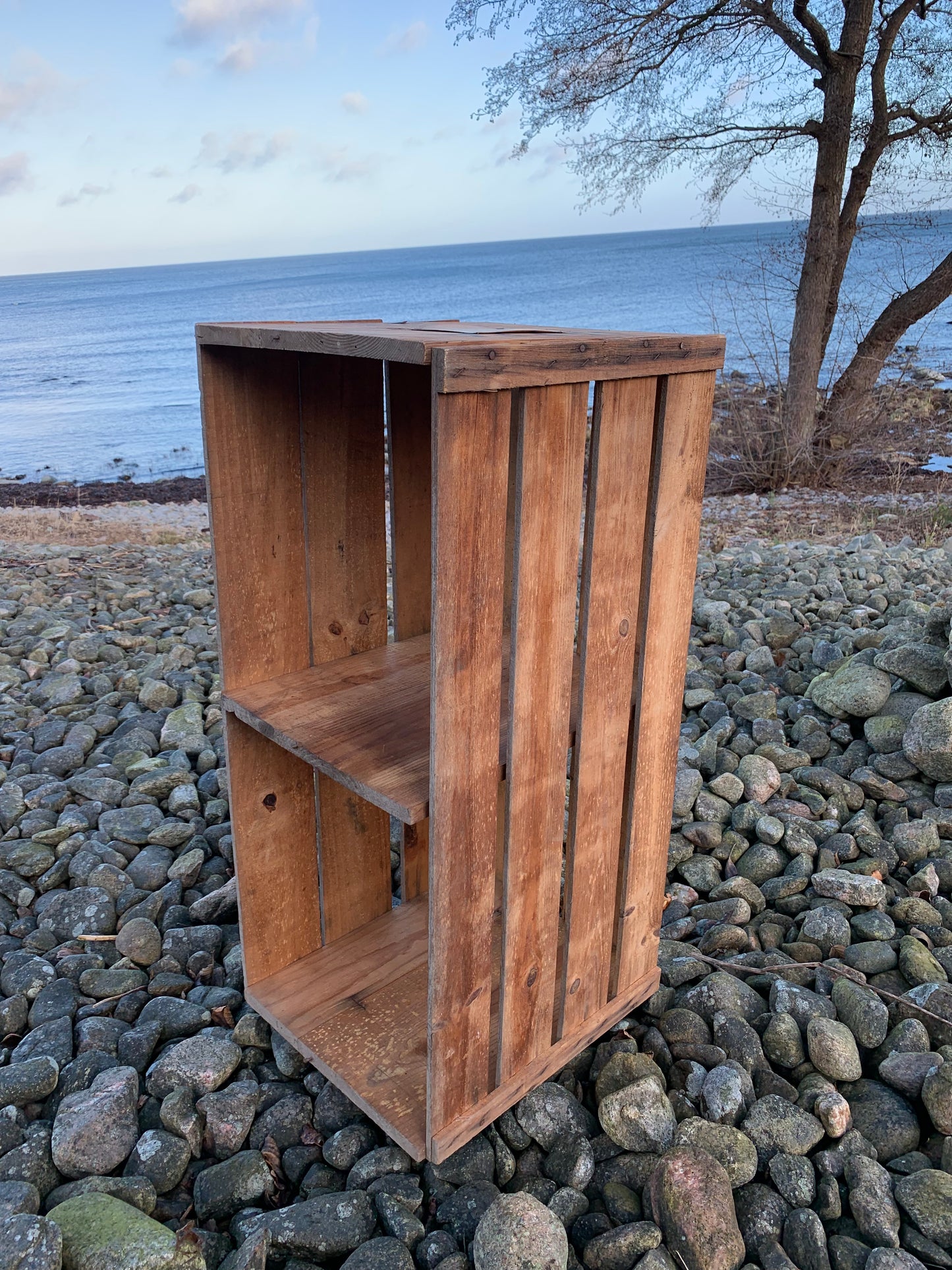 Alte Holzkiste mit "Tatol-Marke"