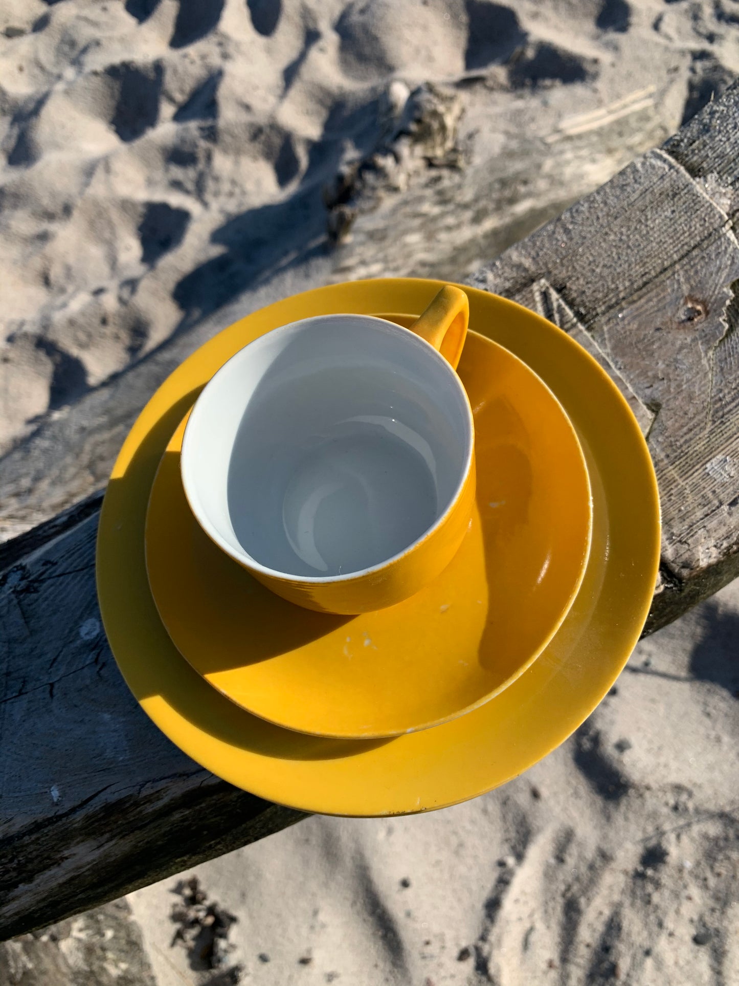 Gelbe Tasse mit Untertassen