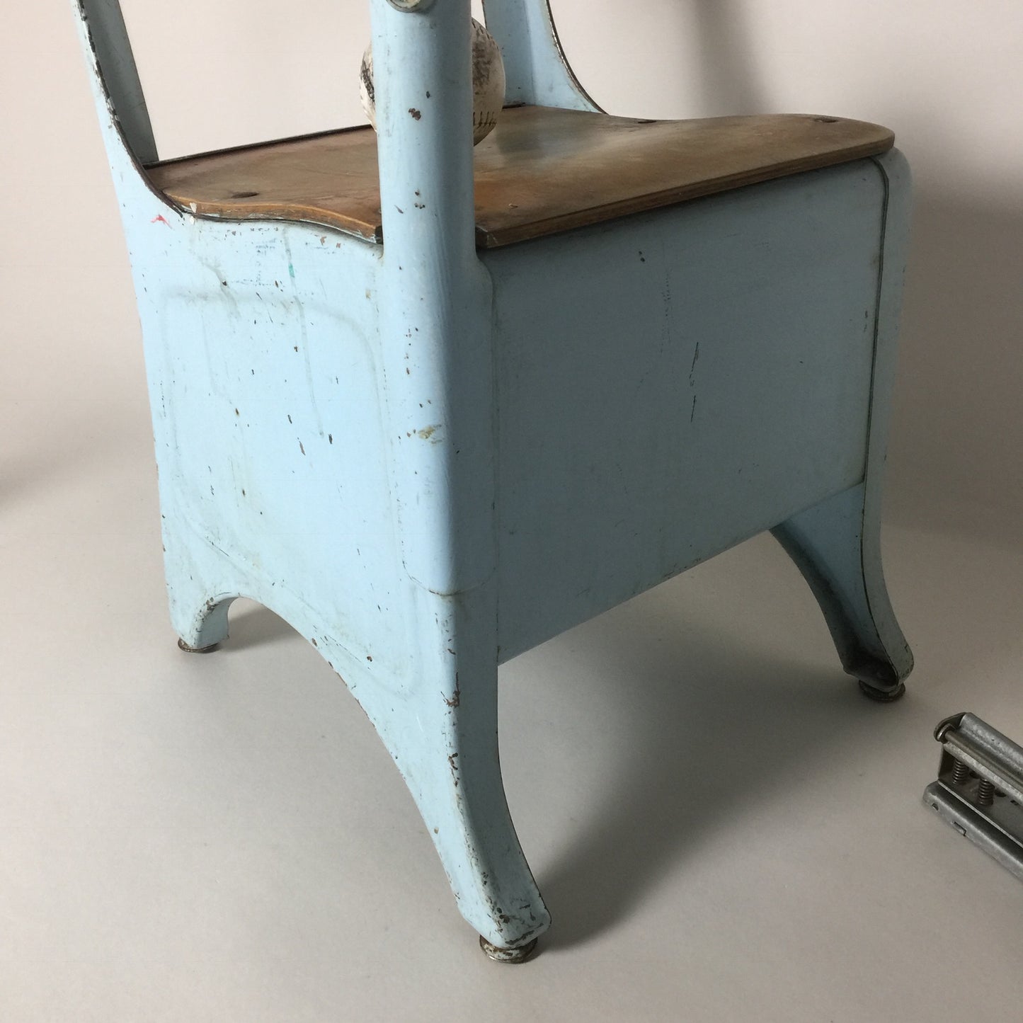 Rohe und köstliche Vintage-Schulbank aus New York