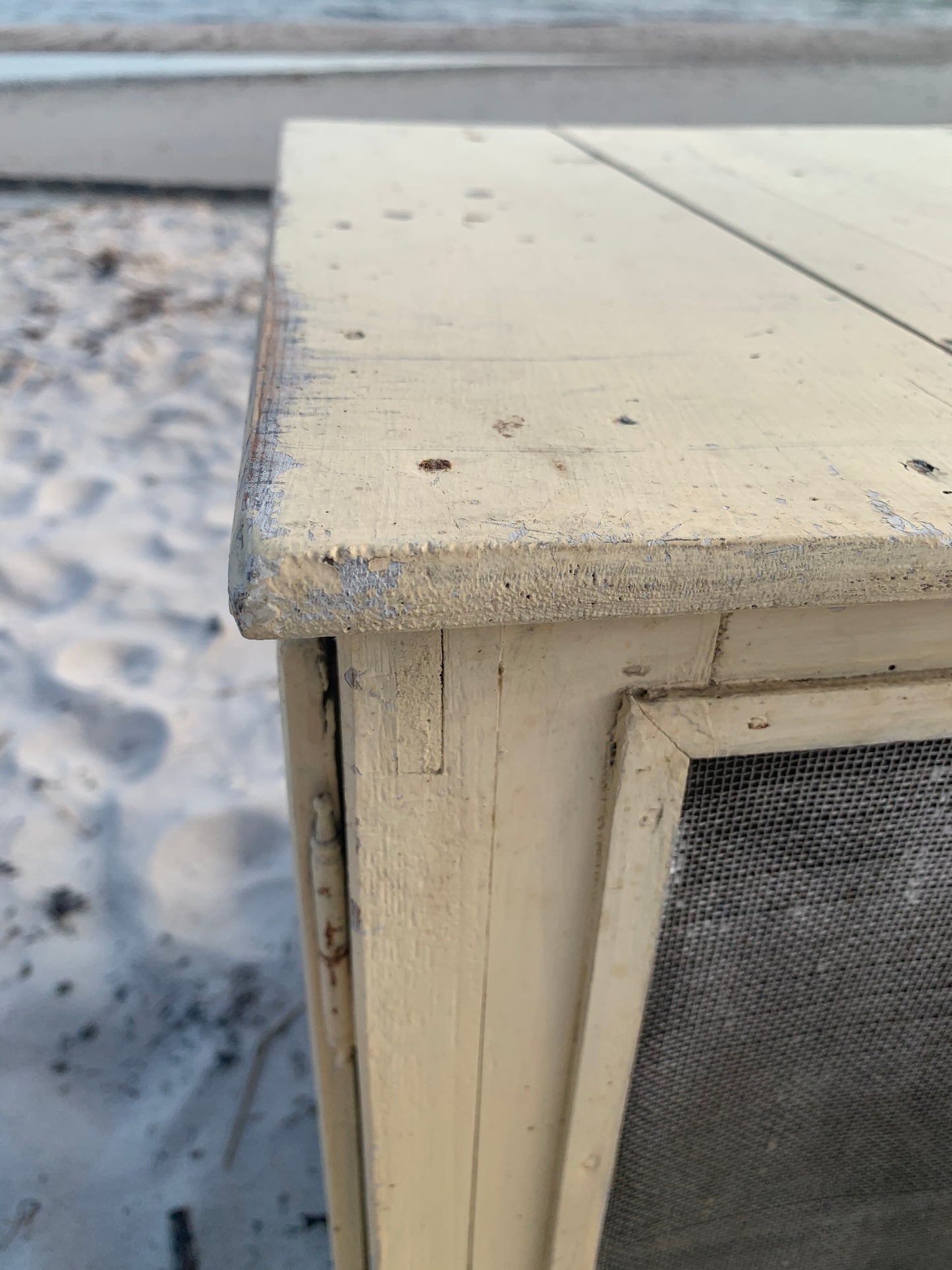 Wunderschöner Fliegenschrank mit Patina