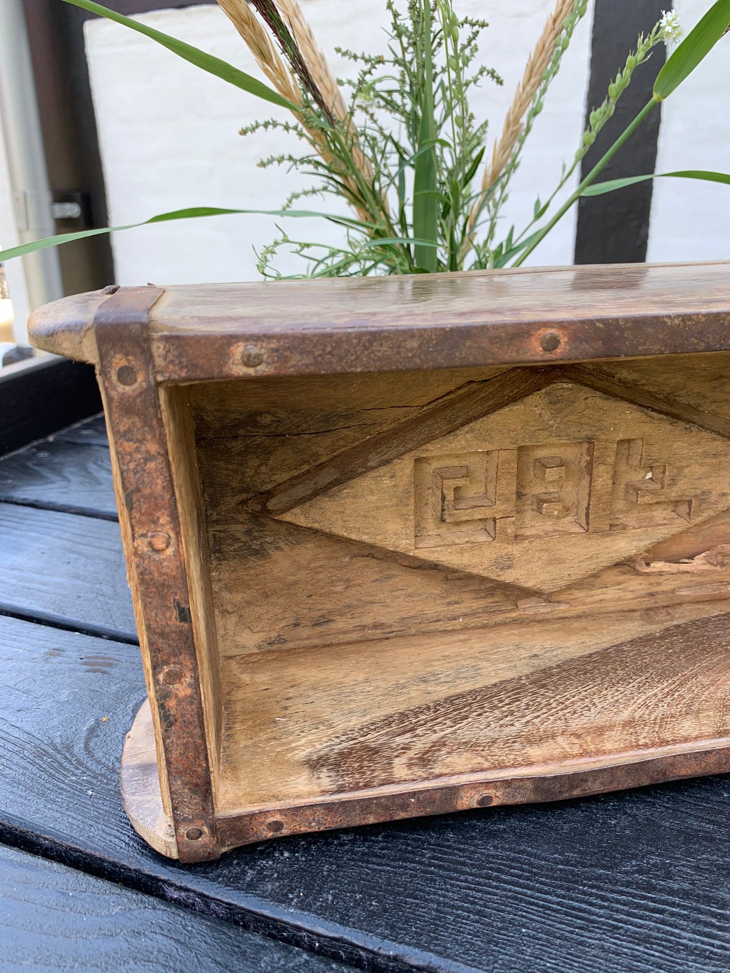 Backsteinform aus Holz mit Metallstempel am Boden