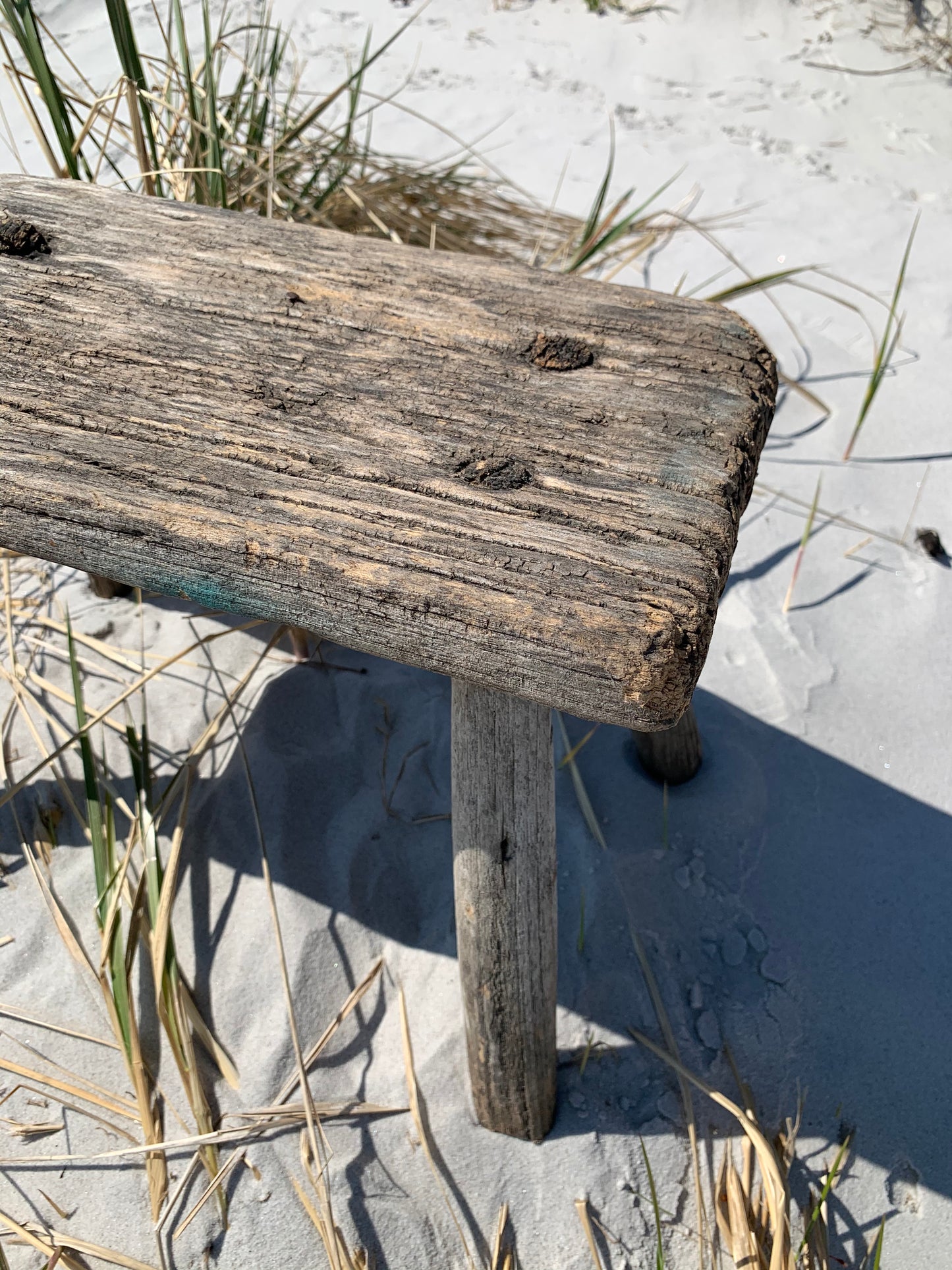 Kleiner Hocker mit Patina