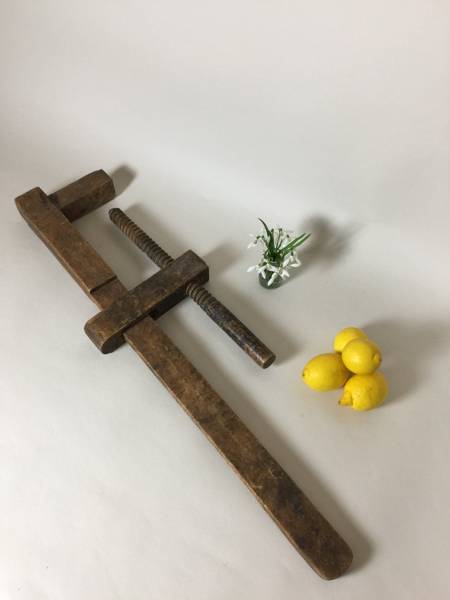 Große alte Schraubzwinge mit schöner Patina