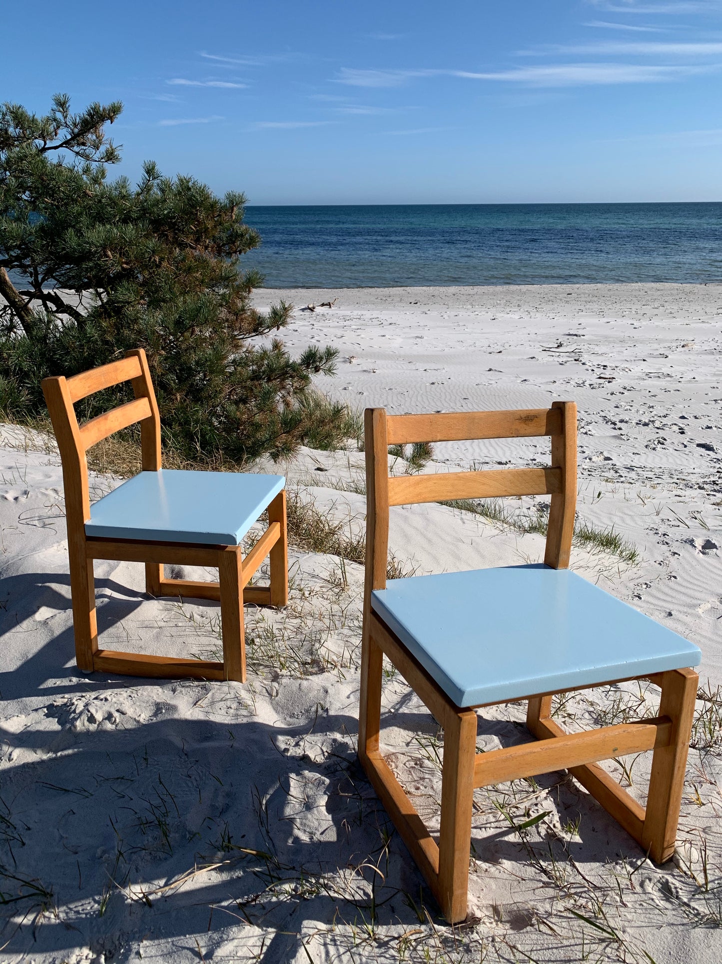 Kinderstuhl aus Holz mit Sitzfläche in hellblau - Der Preis gilt pro STCK.