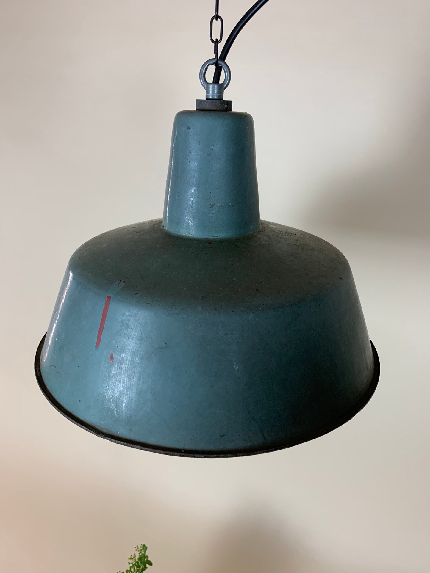 Lampe in staubigem Blau mit viel Patina