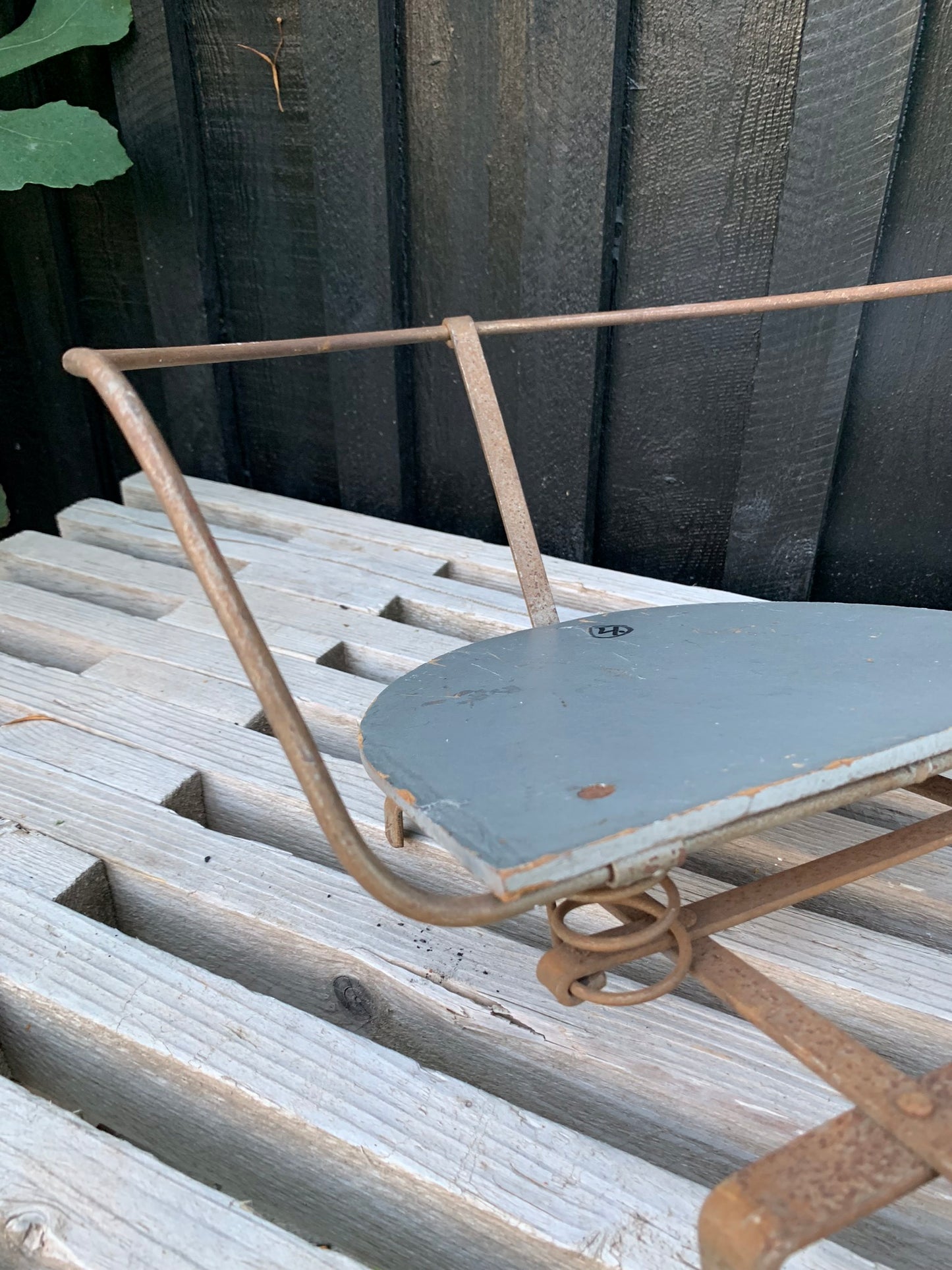 Lustiger alter Kindersitz für ein Fahrrad