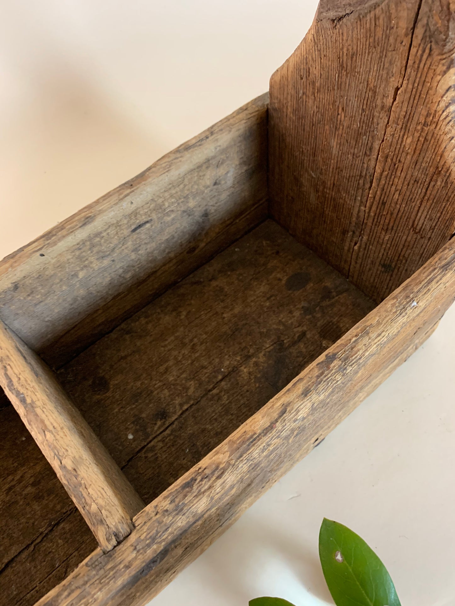 Schöne alte Holzkiste mit Henkel.