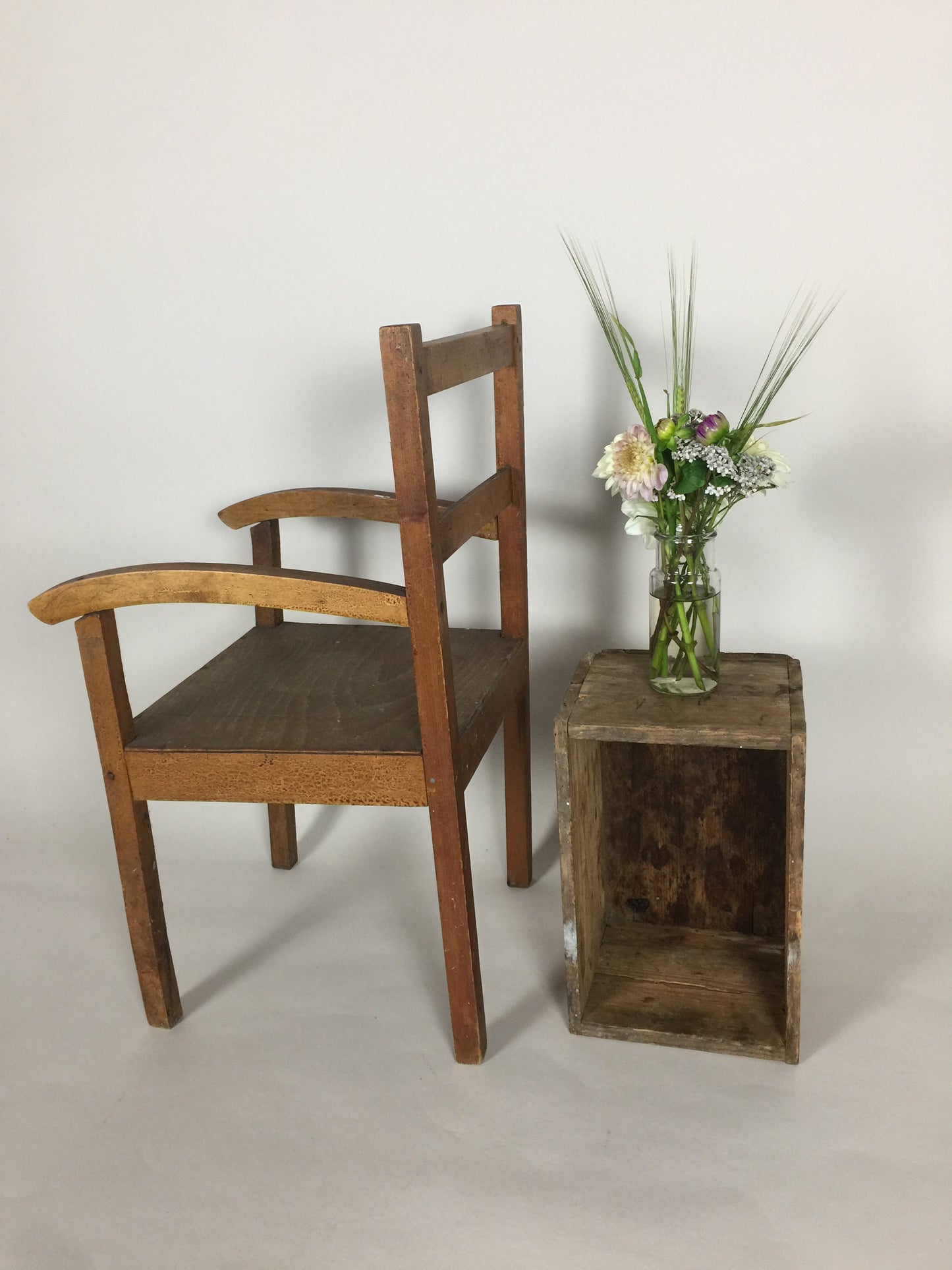 Schöner kleiner Kinderstuhl aus Holz