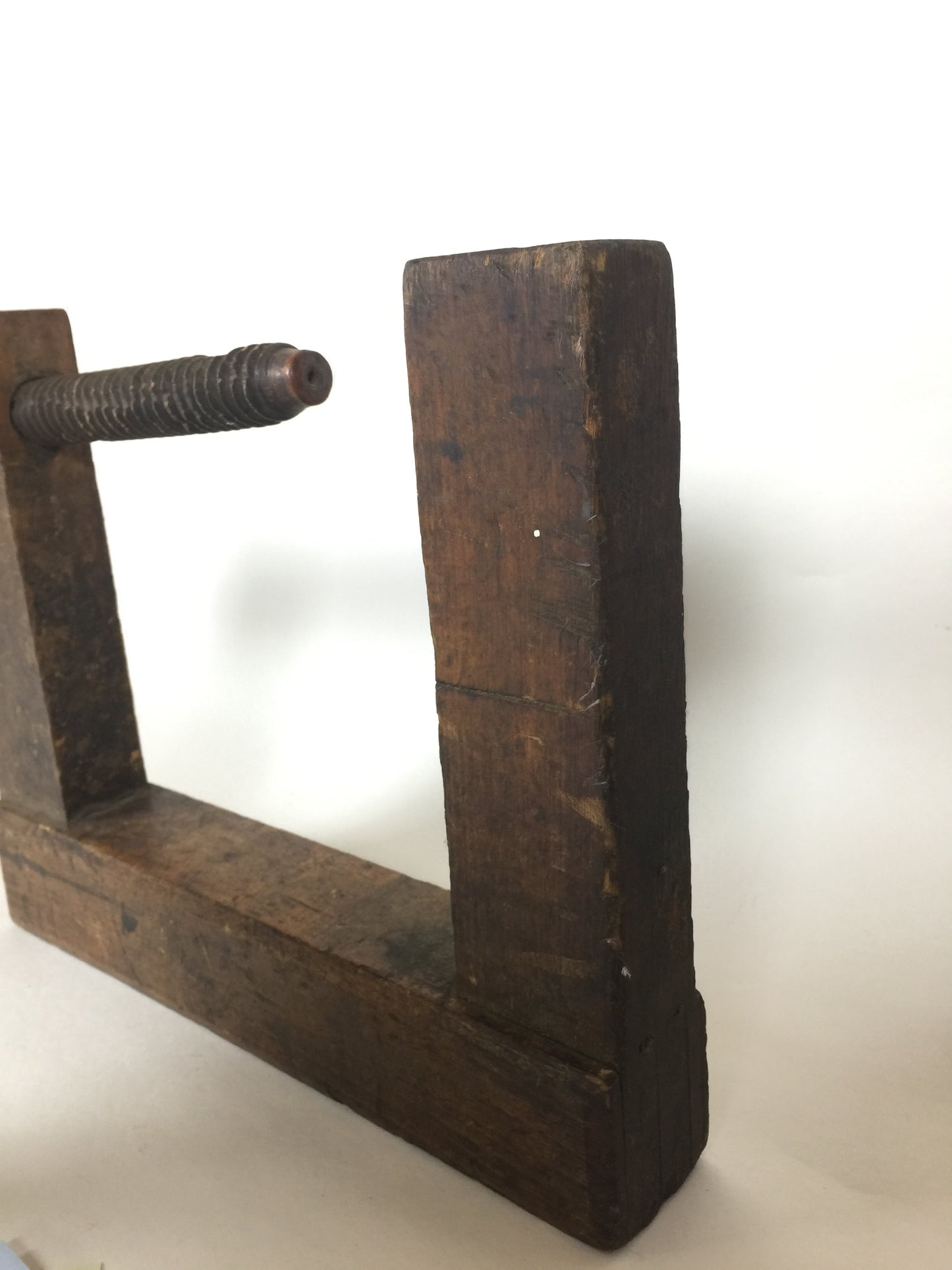 Schöne und dekorative Schraubzwinge aus Holz