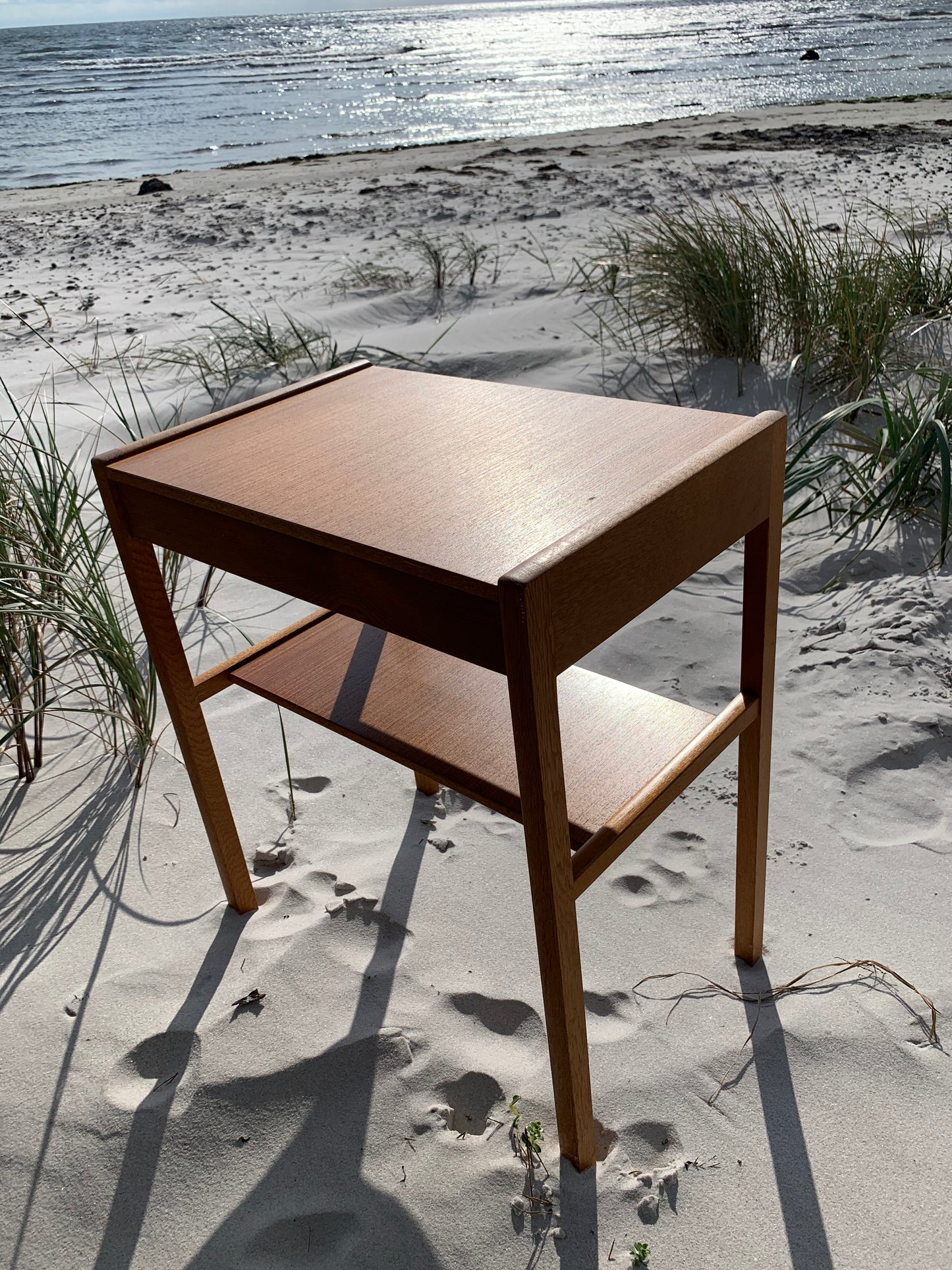 Tisch mit Schublade und Regal
