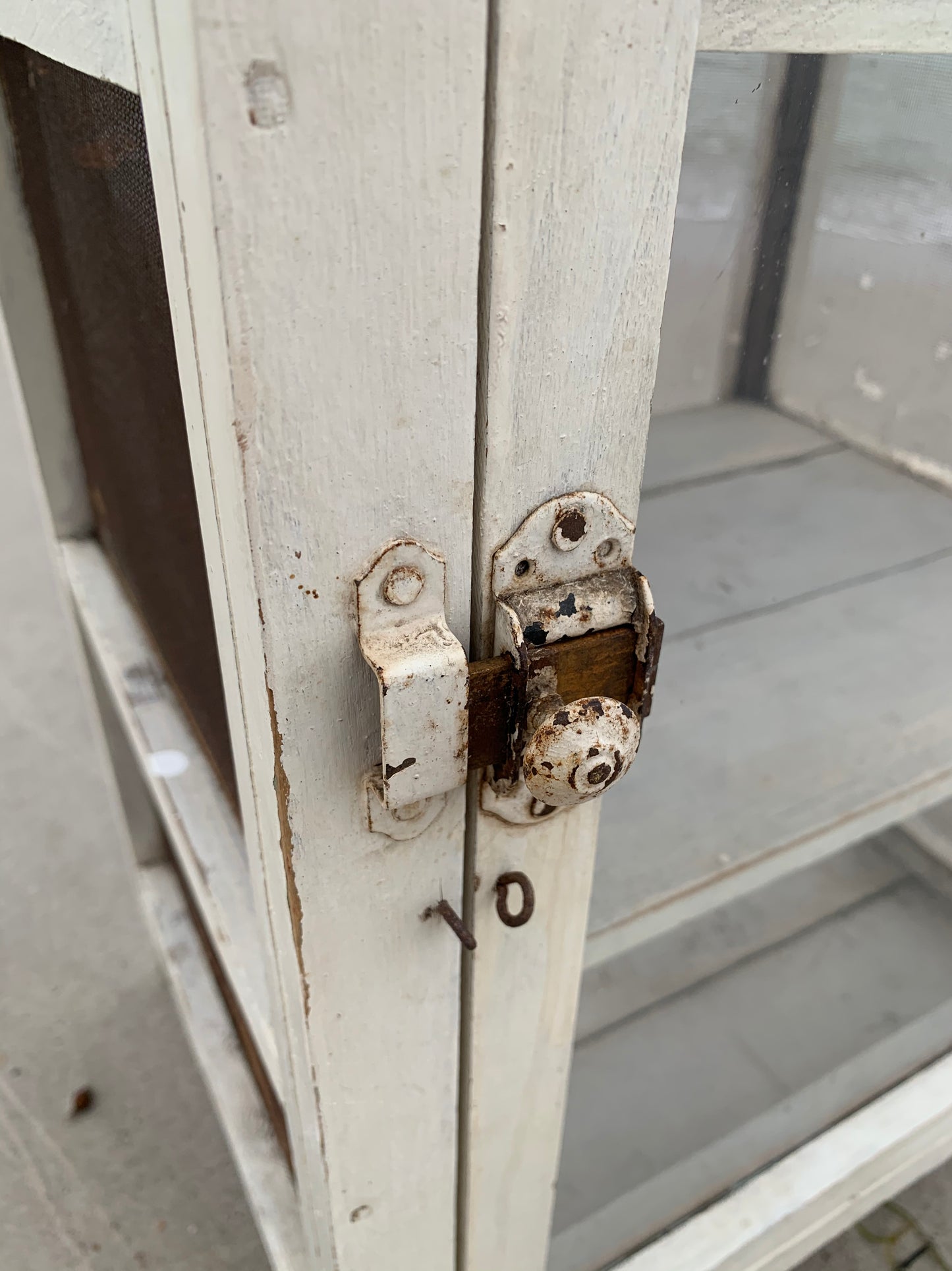 Schöner alter Fliegenschrank