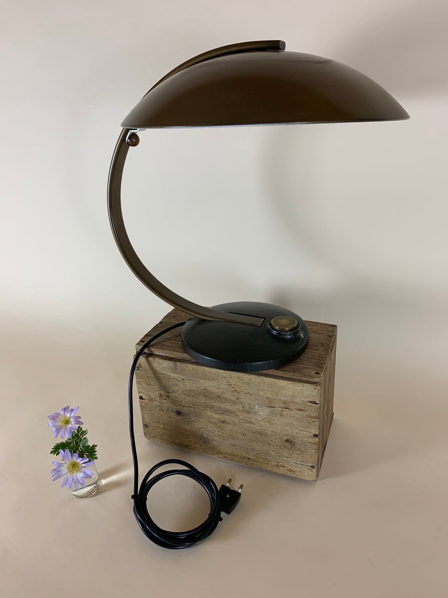 Egon Hillebrand Messinglampe mit schwarzem Fuß