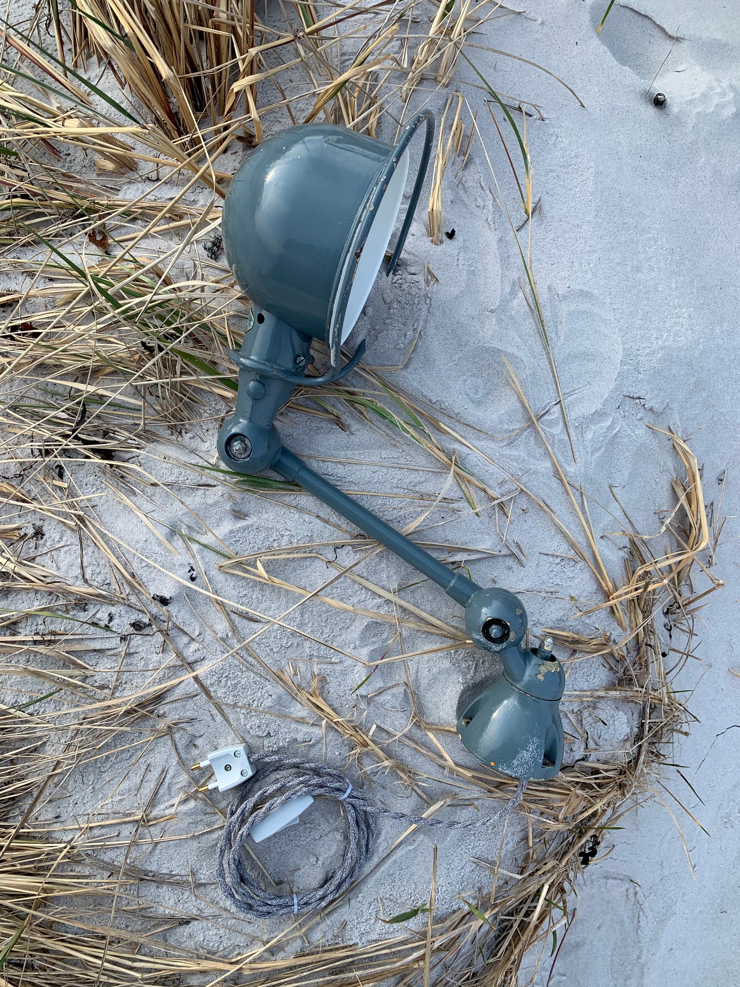 Jieldé Wandleuchte in Grau mit viel Patina