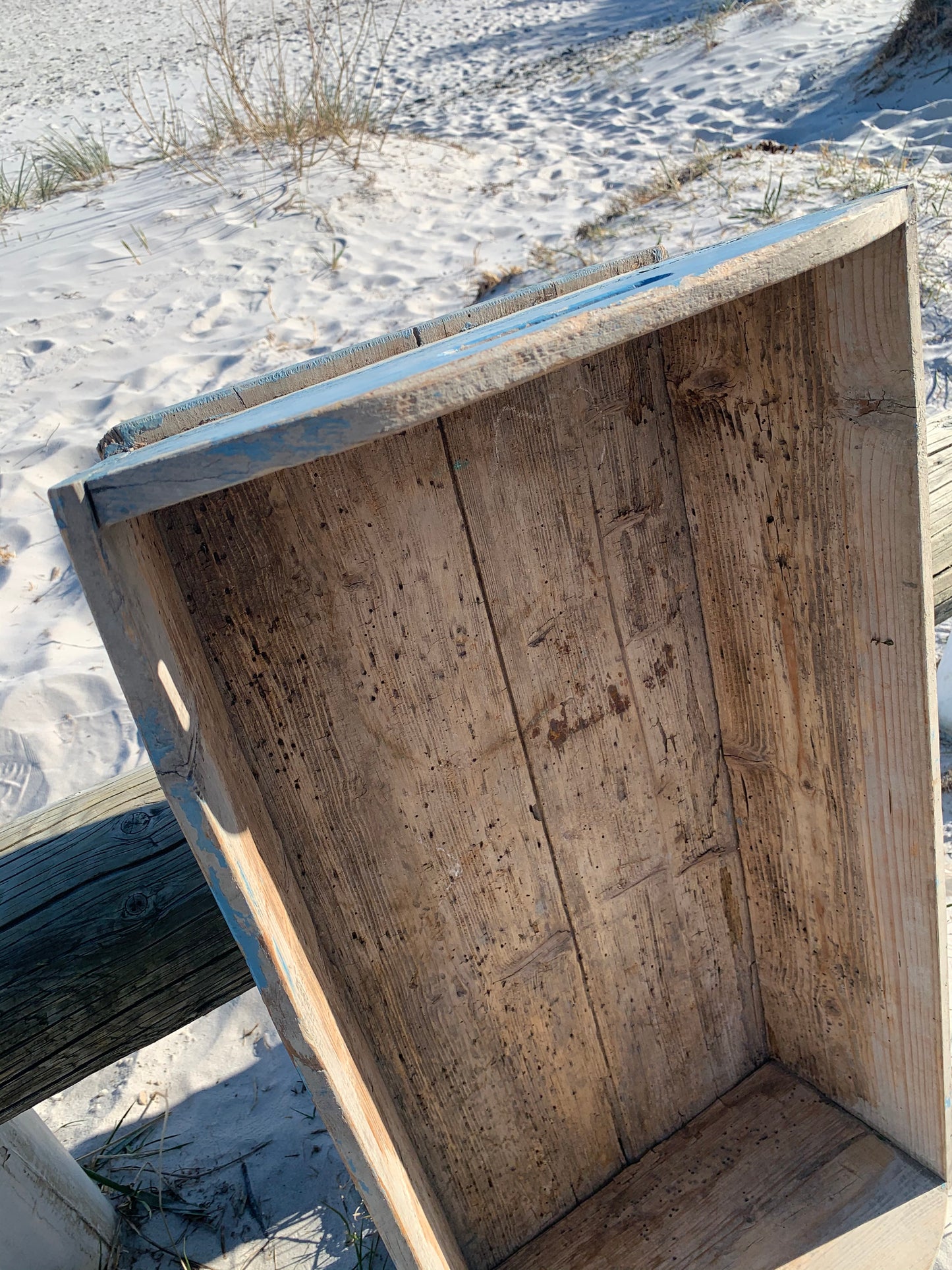 Blaue Holzkiste mit schöner Patina