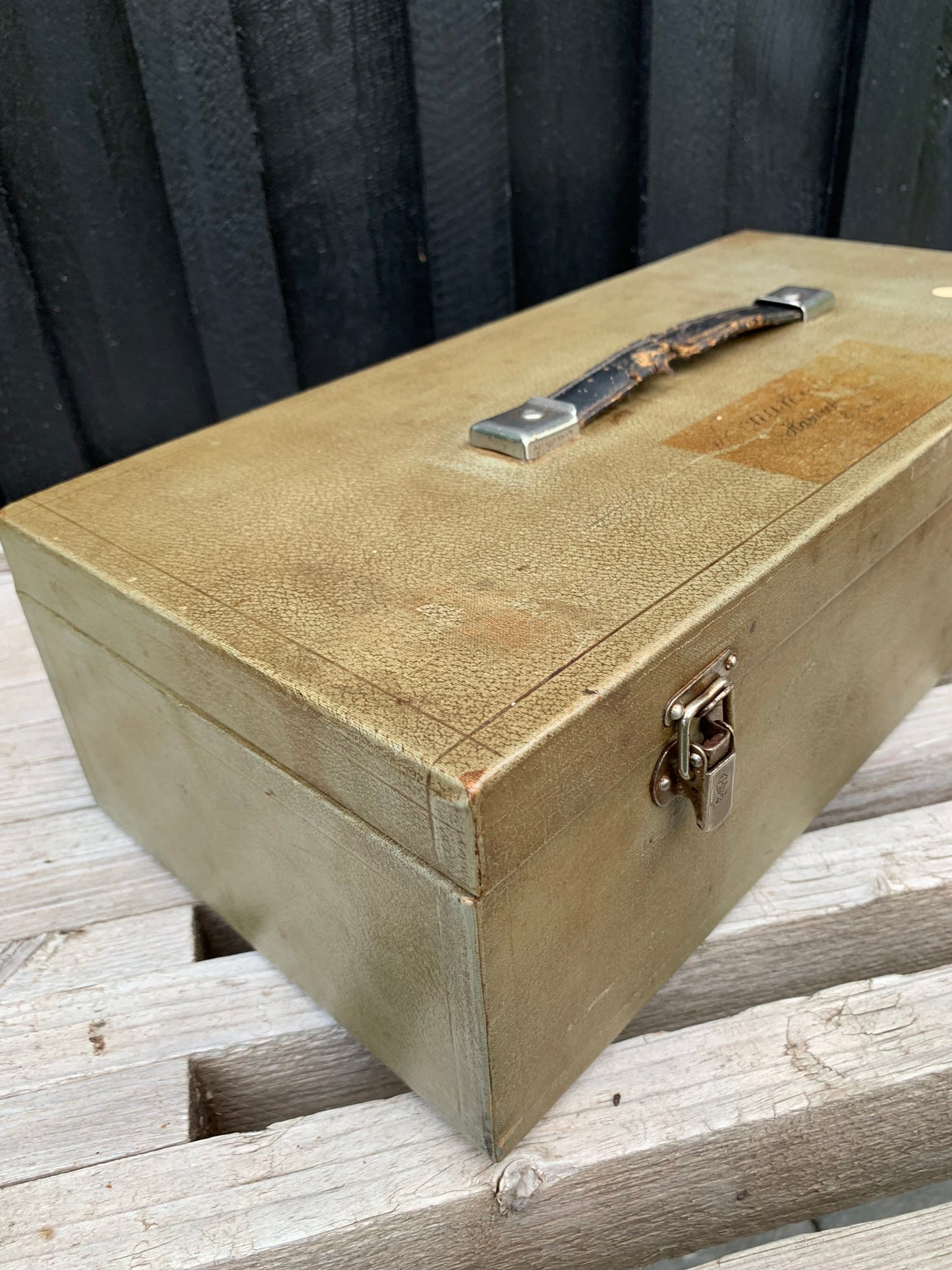 Box mit kleinen Fächern innen