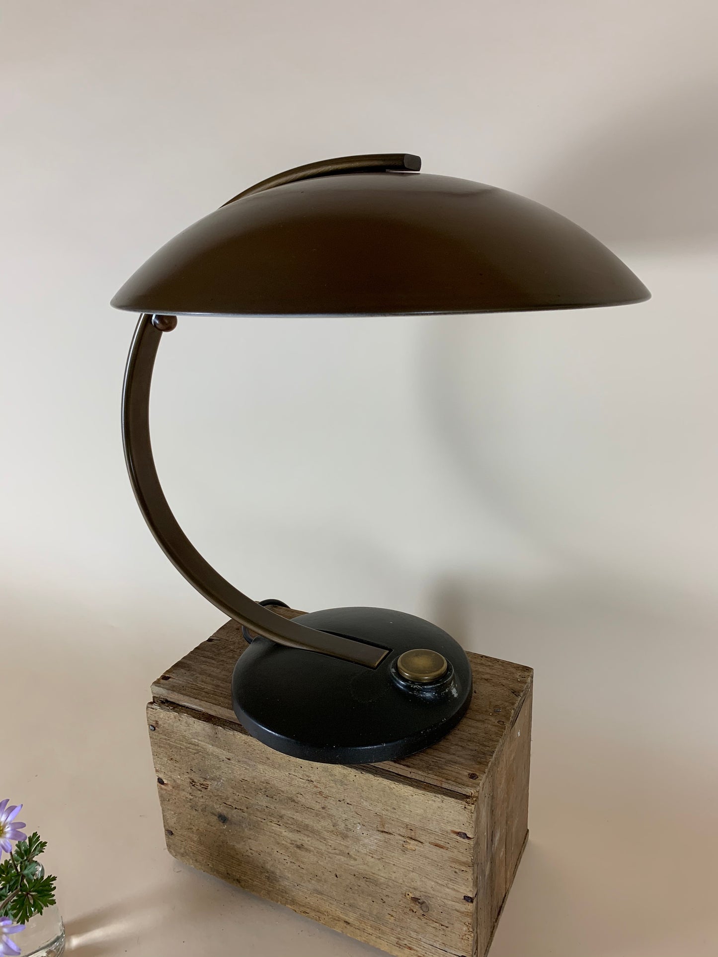 Egon Hillebrand Messinglampe mit schwarzem Fuß